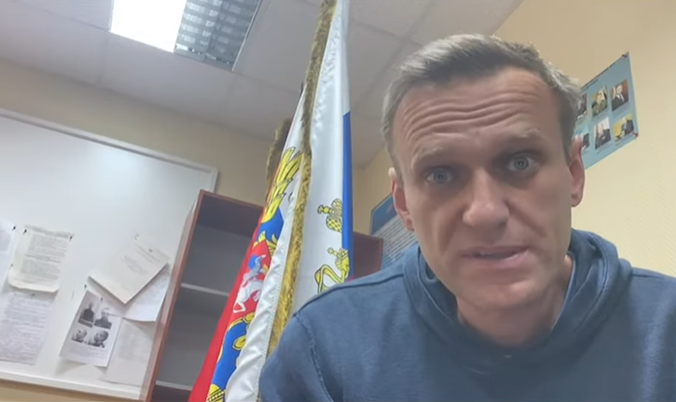 Алексей Навальный в отделе полиции. Фото - кадр видеоролика Навального на Youtube