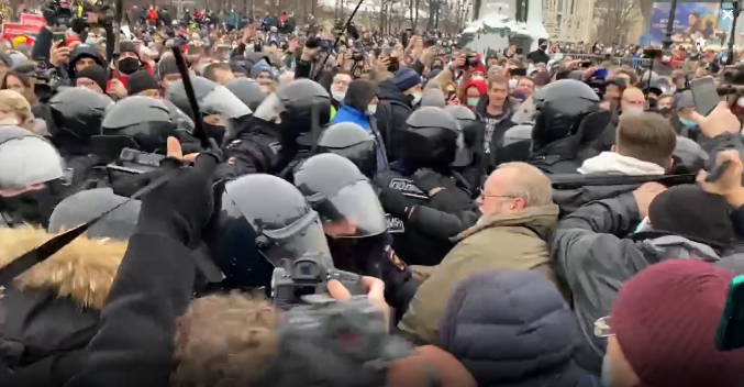 ОМОН дубинками разгоняет протестующих на Пушкинской площади в Москве. Кадр из Youtube-канала ТК "Дождь".