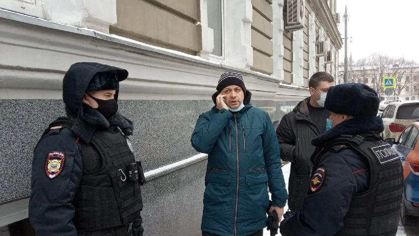 Задержание Сергея Смирнова перед акцией 31 января. Фото "Медиазоны"