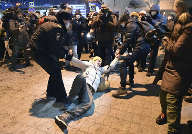 Задержание сторонников Навального у здания аэропорта "Внуково". Фото AP / Scanpix / Leta