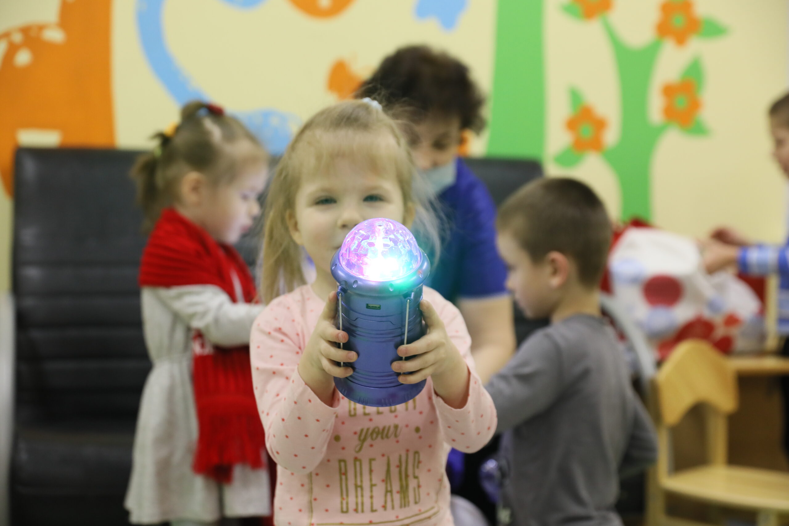 Девочка с новогодним фонариком. Фото со страницы правительства Мурманской области