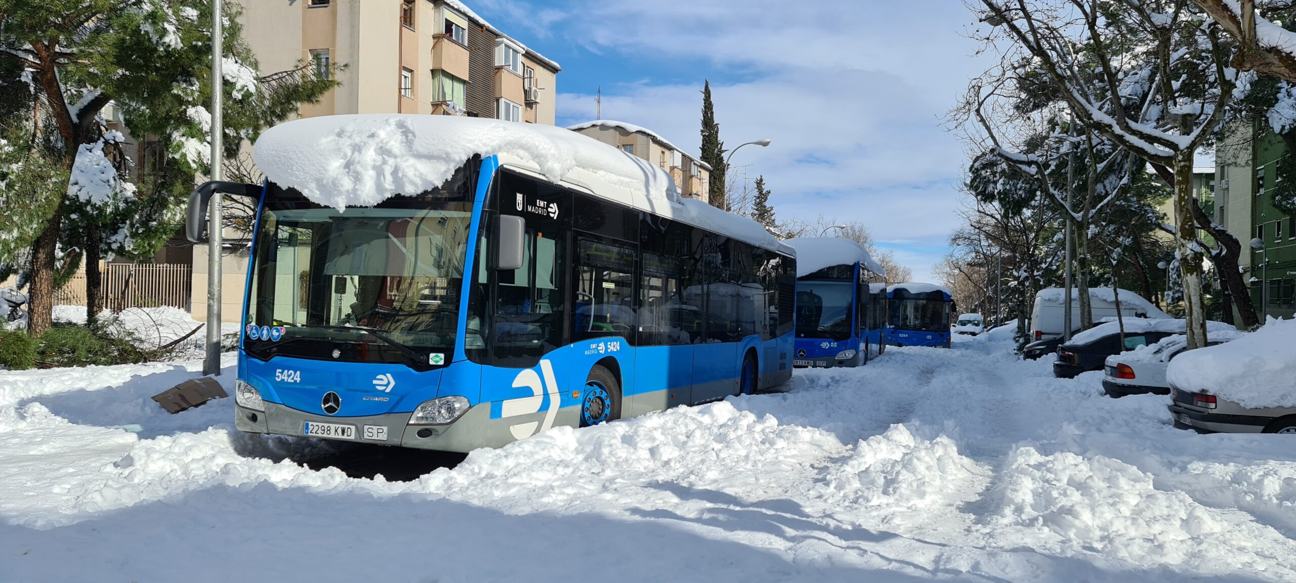 Заваленные снегом автобусы. Фото Marcial RodrÃ­Guez/Contacto via ZUMA Press/Scanpix/Leta
