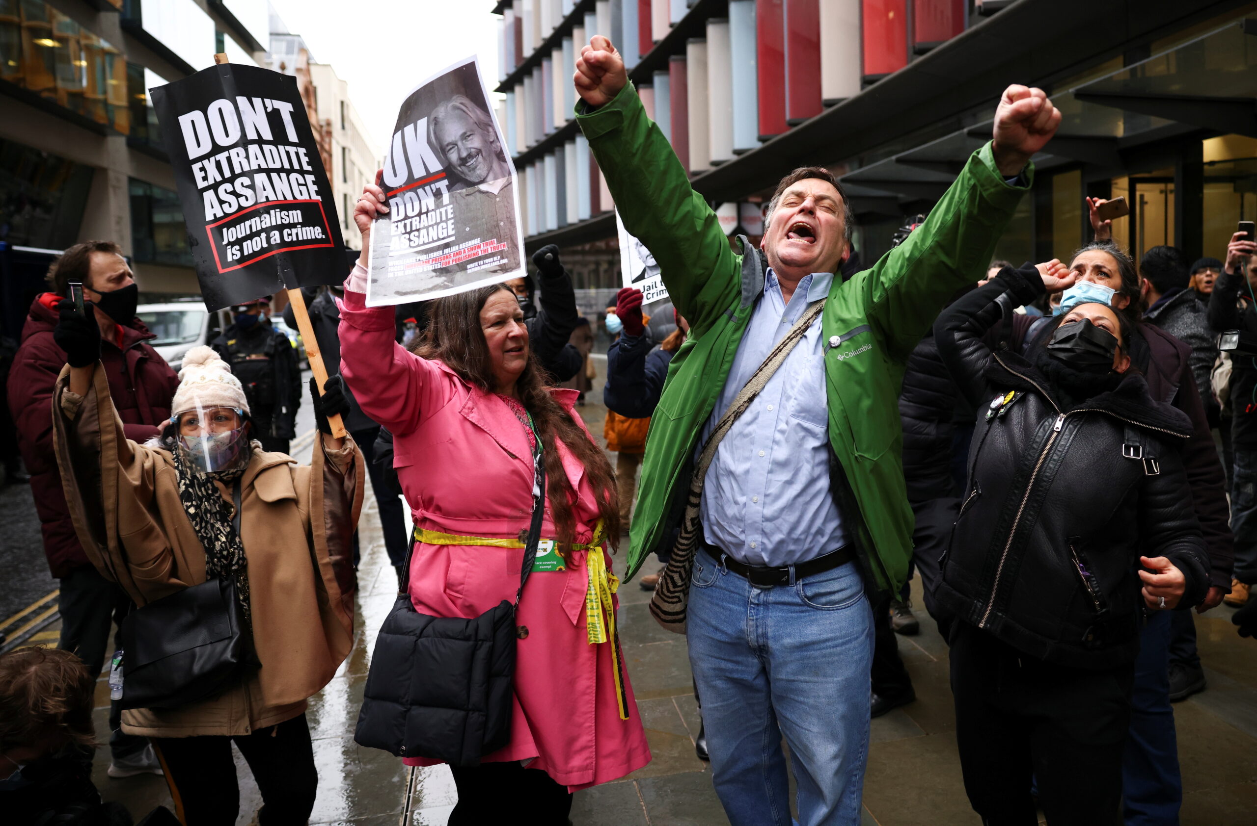 Сторонники Ассанжа радуются решению об отказе в экстрадиции у здания суда. Фото REUTERS/Henry Nicholls/Scanpix/Leta