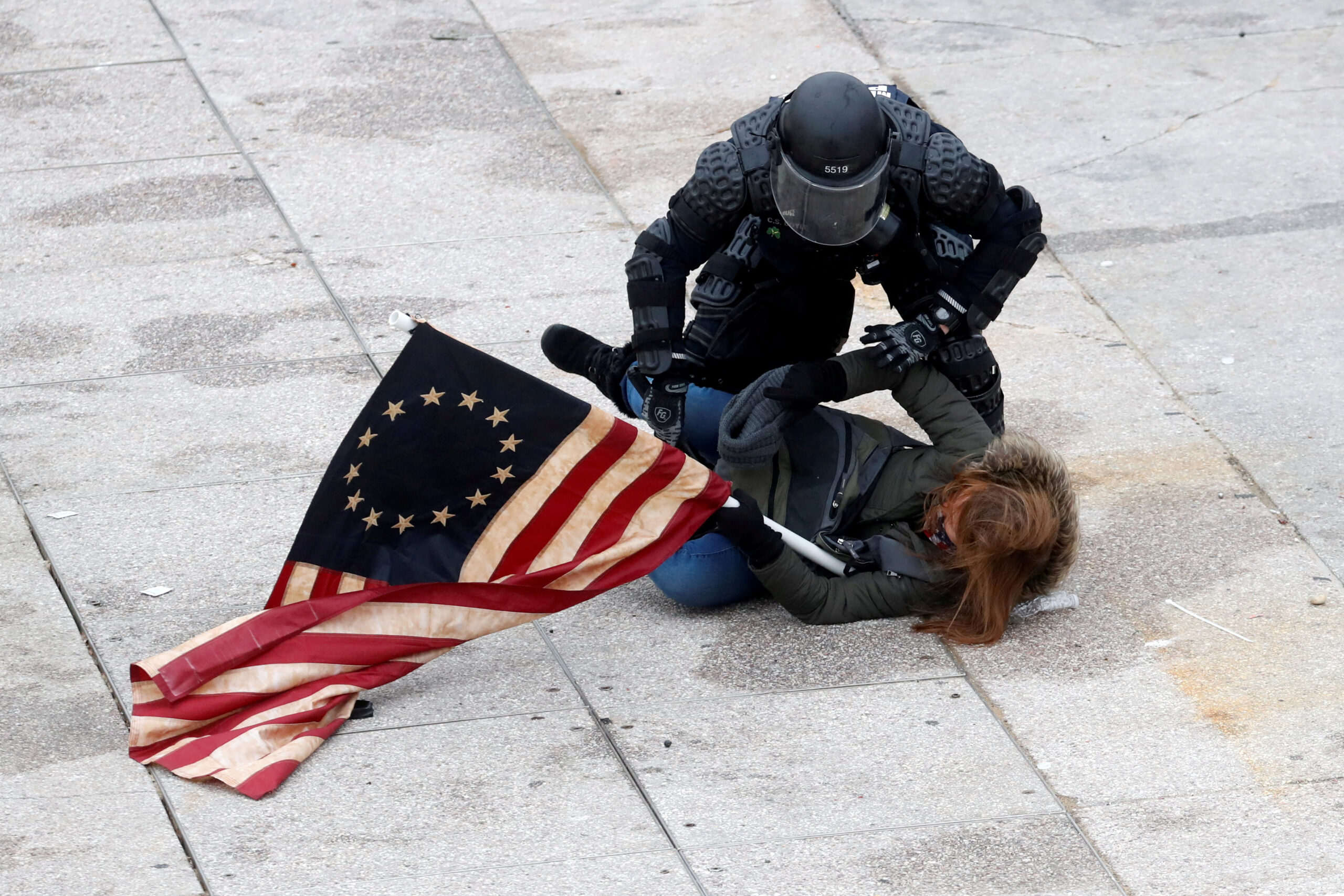Полицейский задерживает сторонницу Трампа. Фото Shannon Stapleton / TASS / Scanpix / Leta