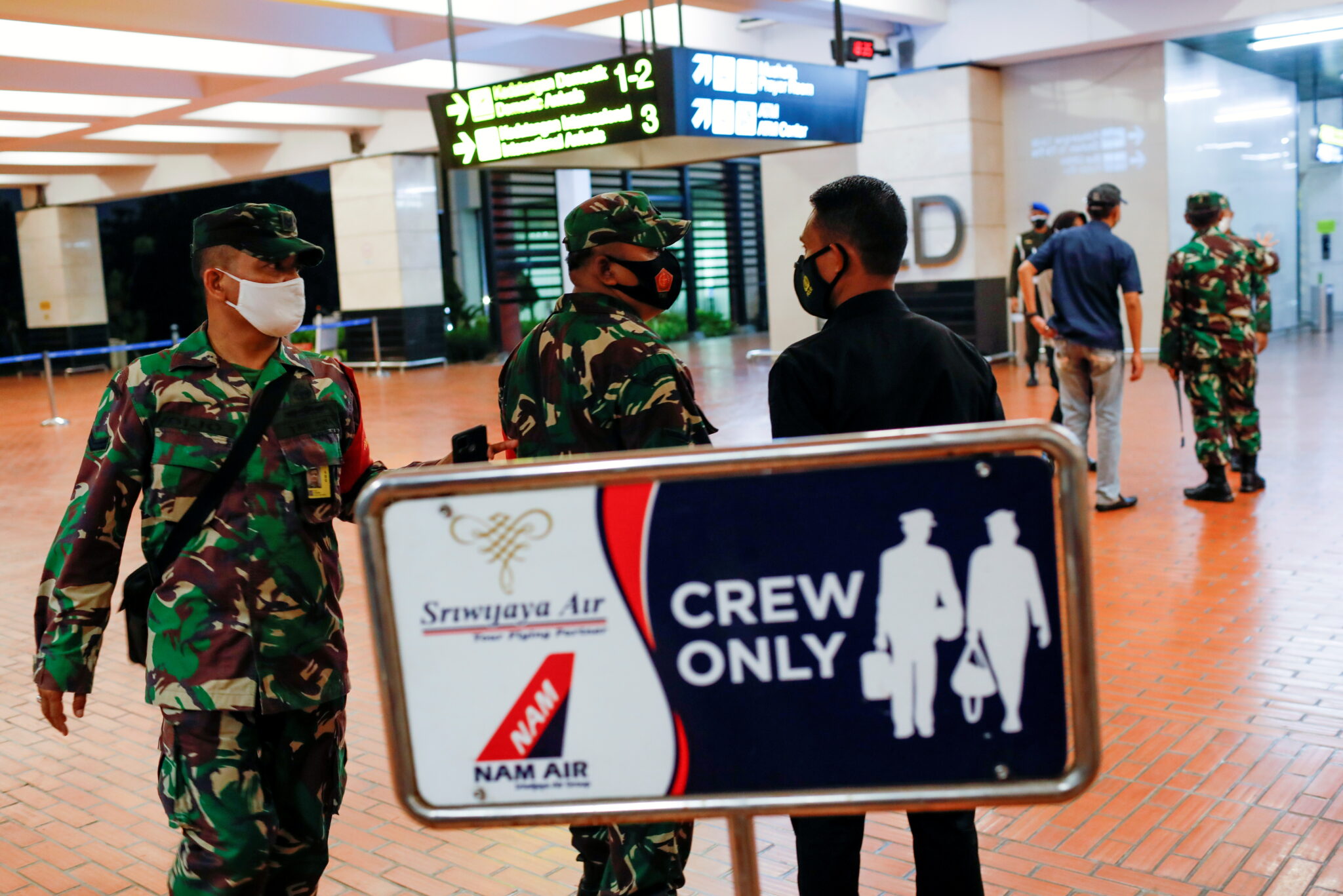 Военные в аэропорту после сообщений о потере связи с лайнером. Фото REUTERS/Willy Kurniawan/Scanpix/Leta