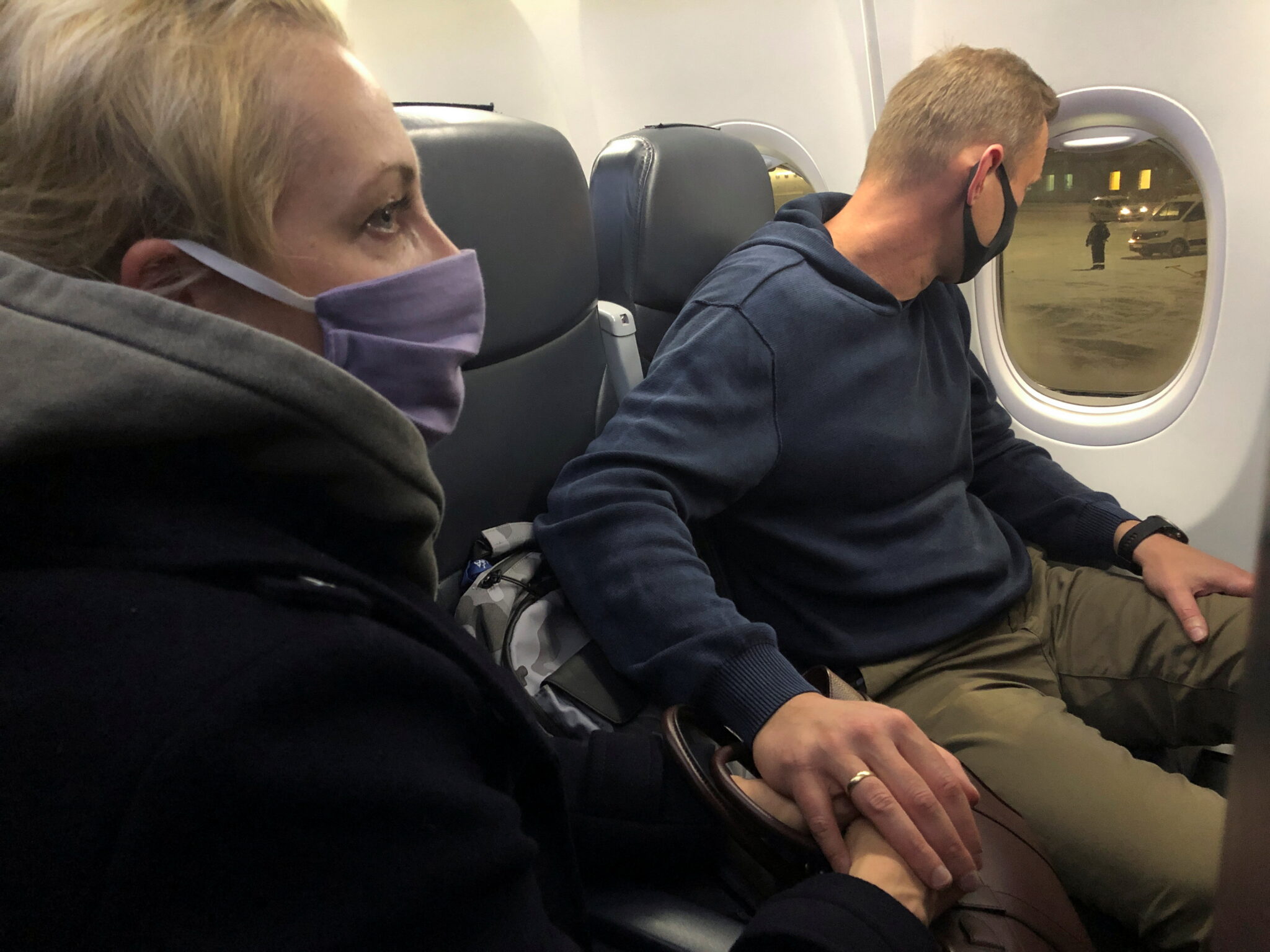 Алексей Навальный с женой Юлией в самолете после посадки в Москве. Фото TASS / Scanpix / Leta