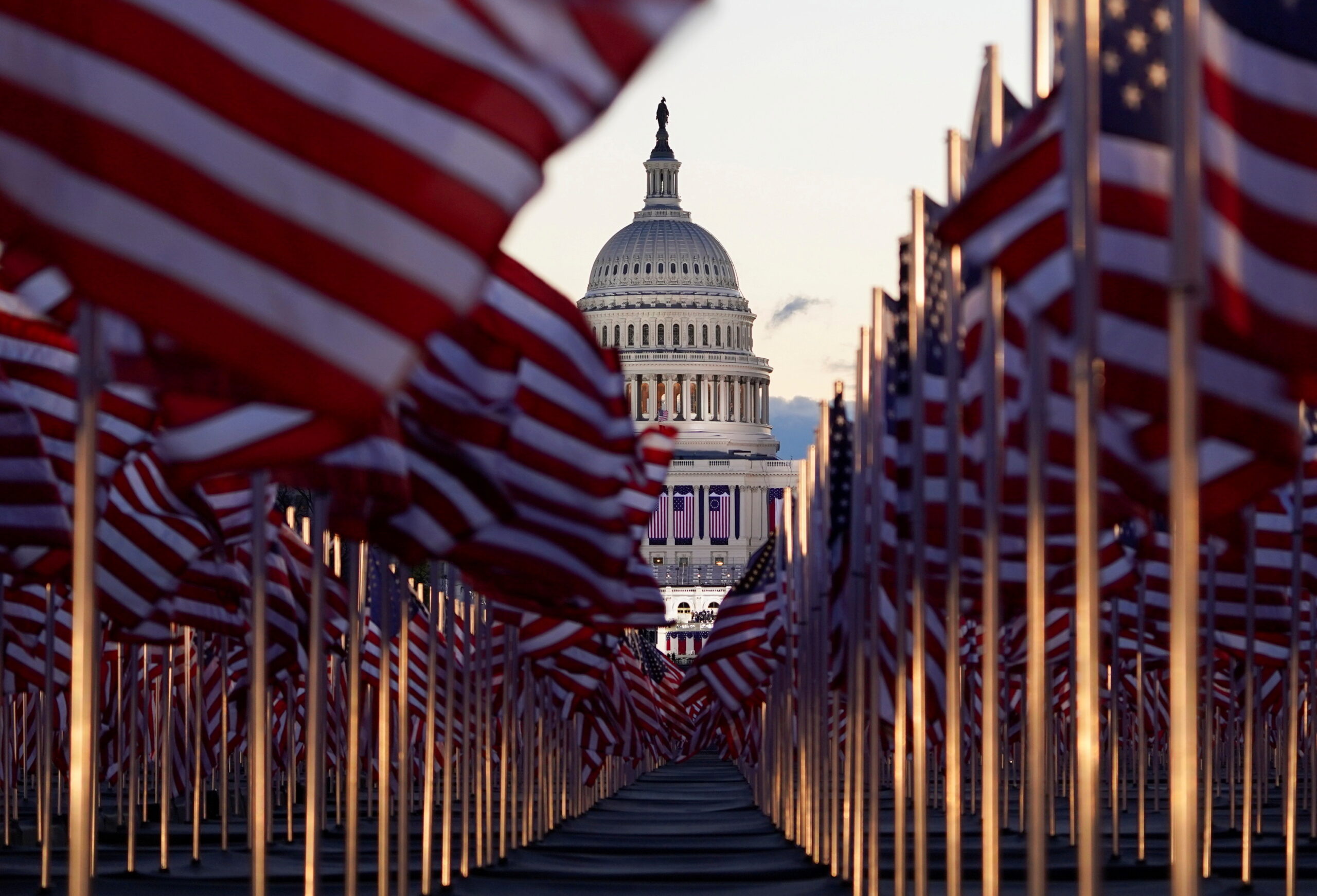 Флаги на Национальной аллее от мемориала Линкольна до Капитолия. Фото REUTERS/Allison Shelley TPX IMAGES OF THE DAY/Scanpix/Leta