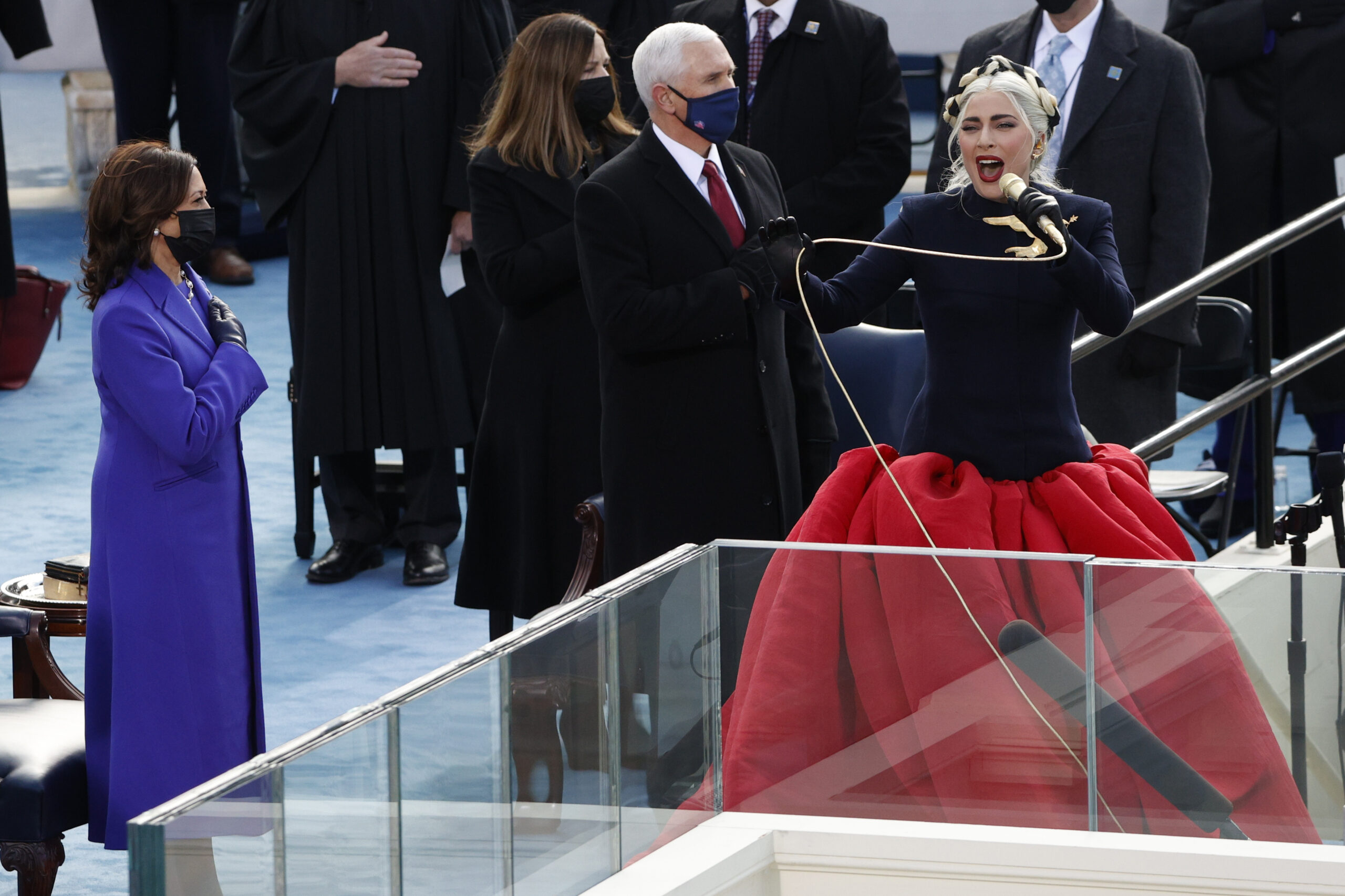 Леди Гага исполняет гимн США. Фото REUTERS/Brendan McDermid/Scanpix/Leta