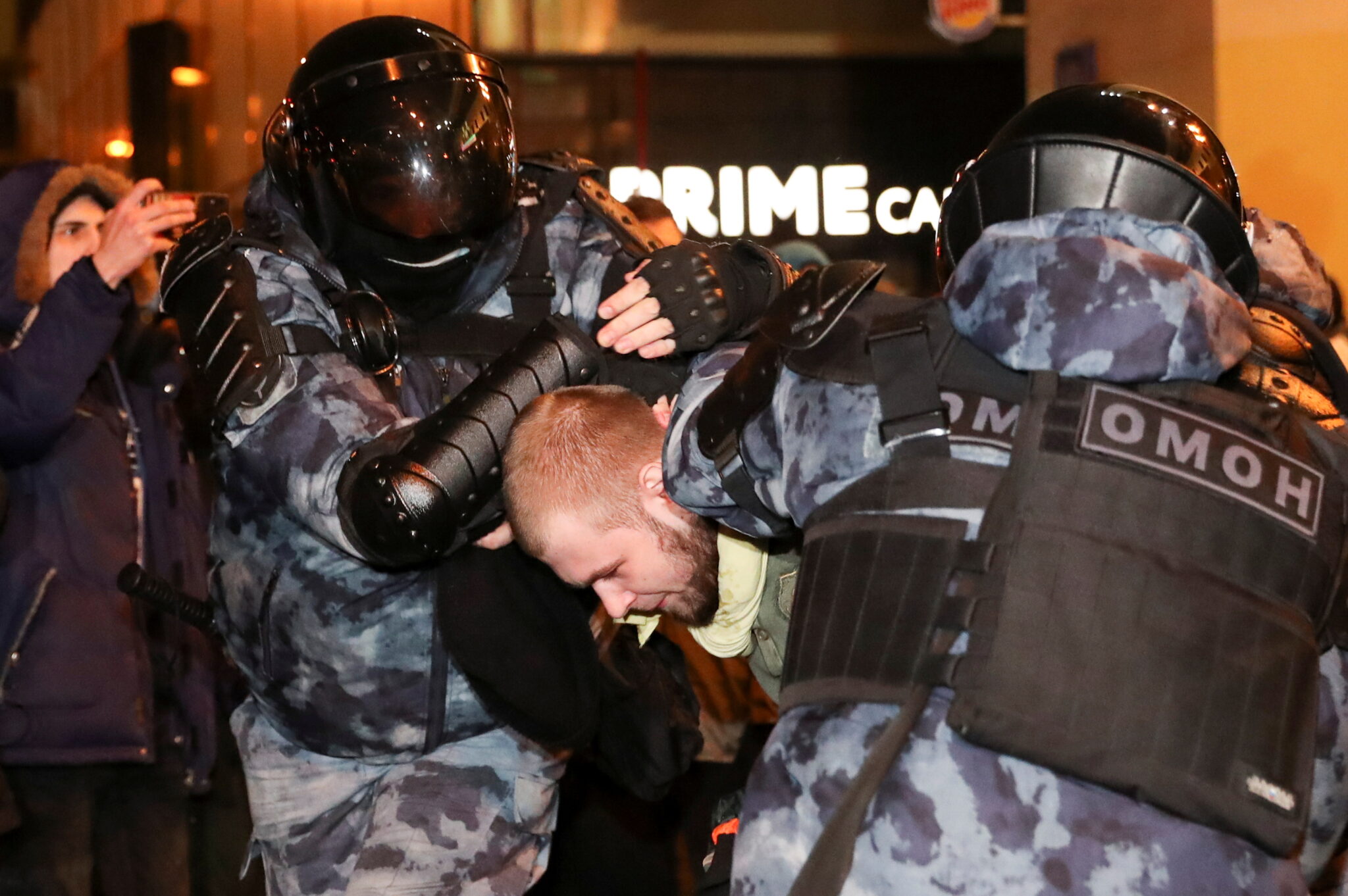 Задержание участника акции в поддержку Навального в Москве. Фото REUTERS/Evgenia Novozhenina/Scanpix/Leta 