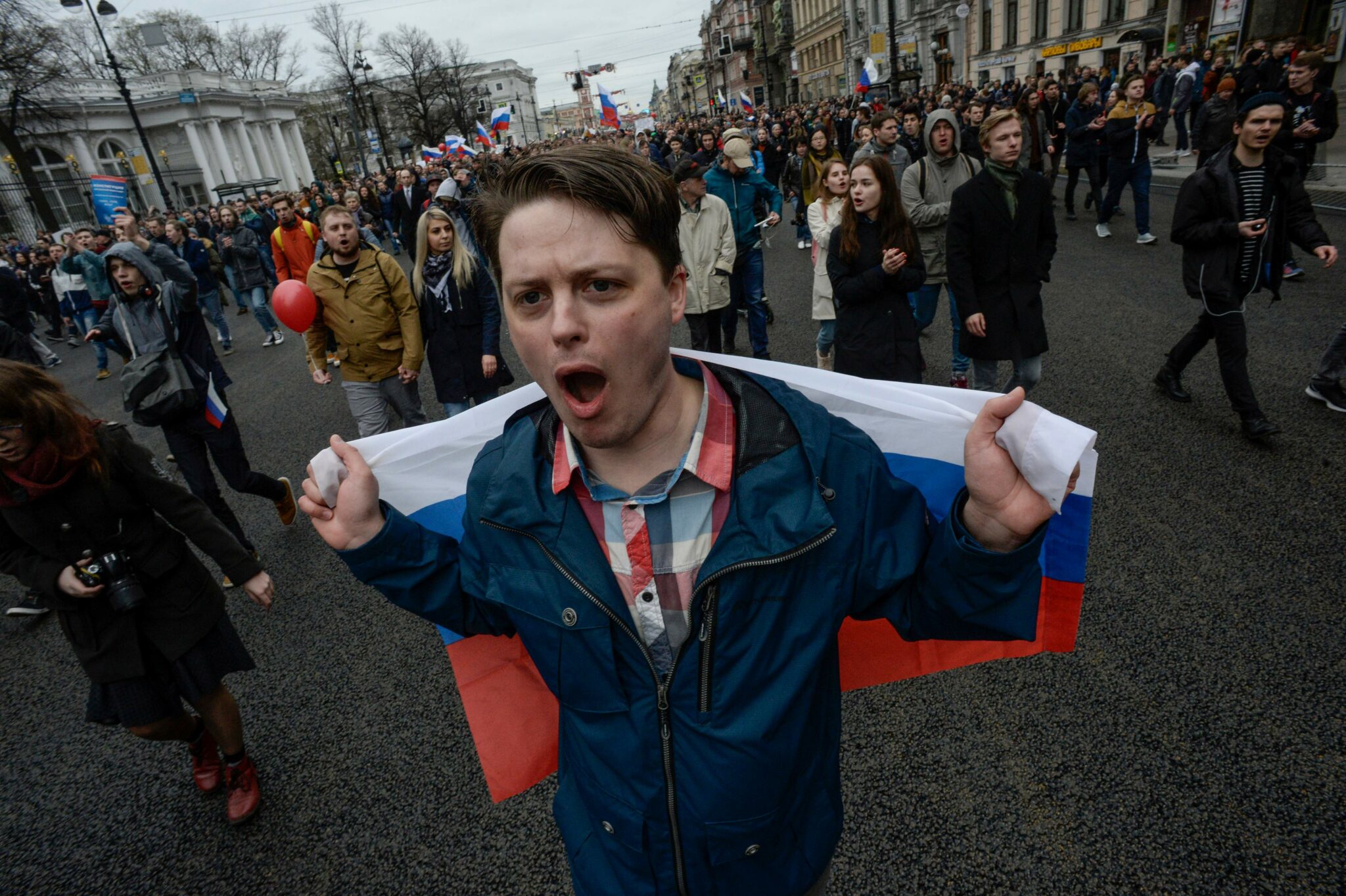 Молодой человек на акции в поддержку Навального в Санкт-Петербурге. Фото OLGA MALTSEVA / TASS / Scanpix / Leta