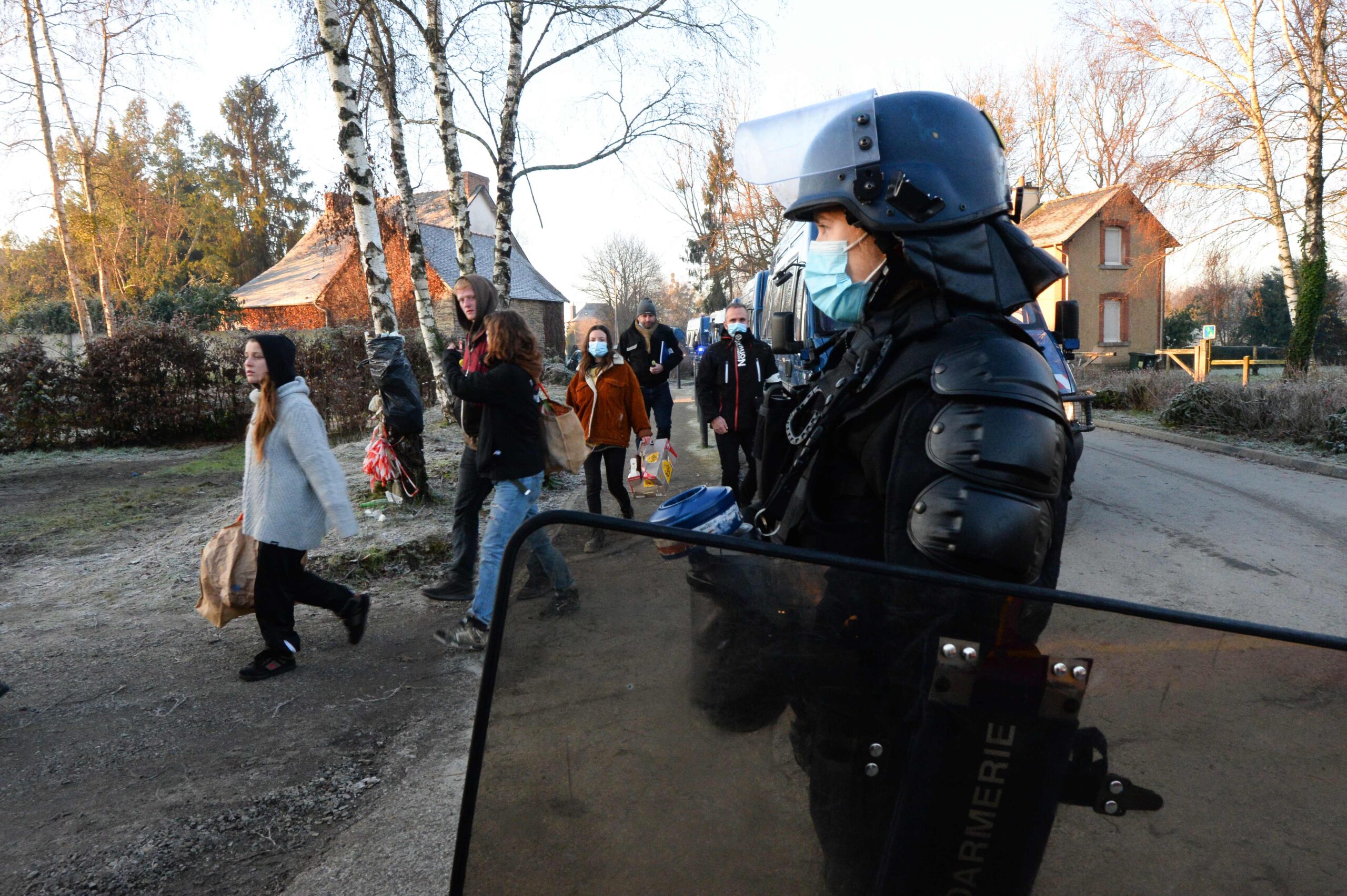 Из-за агрессивного поведения рейверов полиции пришлось применять защитные щиты. Фото JEAN-FRANCOIS MONIER / AFP/Scanpix/Leta