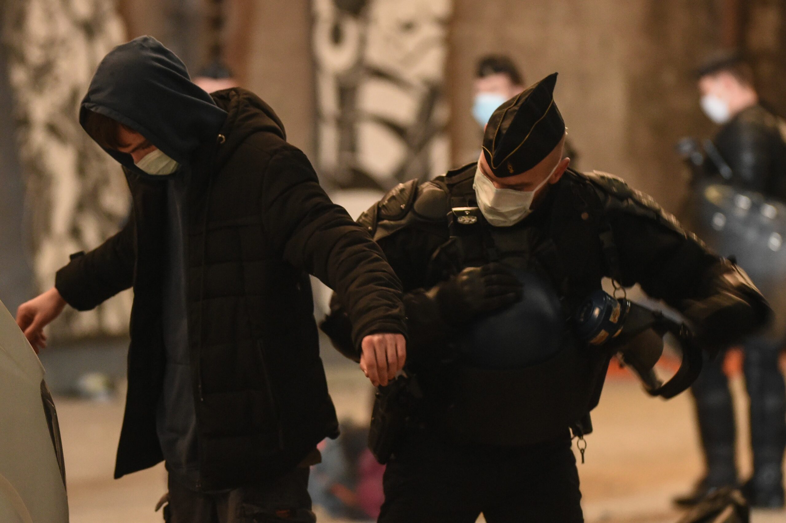 Офицер обыскивает одного из участников рейва. Фото  JEAN-FRANCOIS MONIER / AFP/Scanpix/Leta