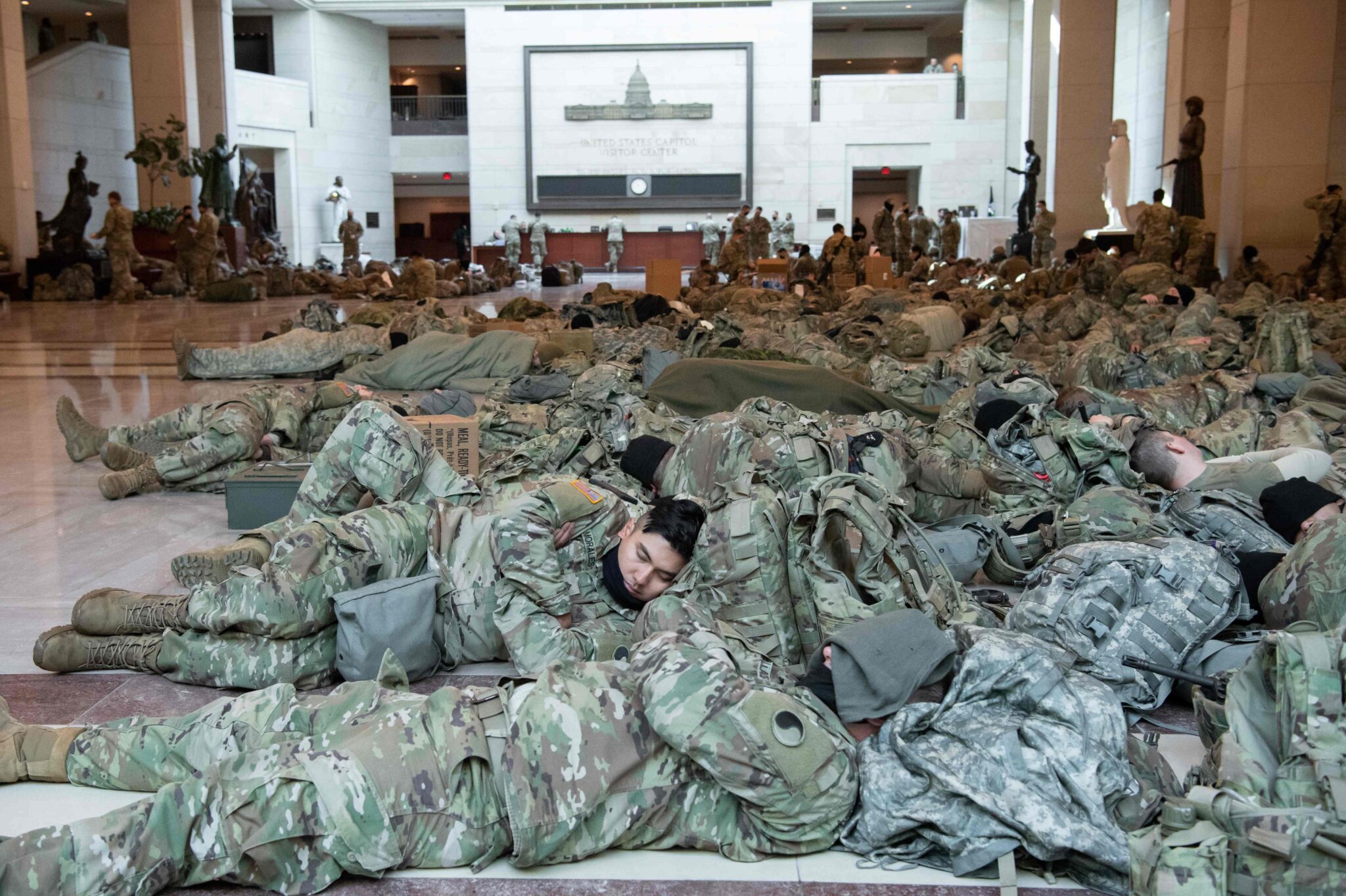 Бойцы Нацгвардии США в здании Капитолия в ожидании решения по импичменту Дональду Трампу. Фото SAUL LOEB / AFP/Scanpix/Leta