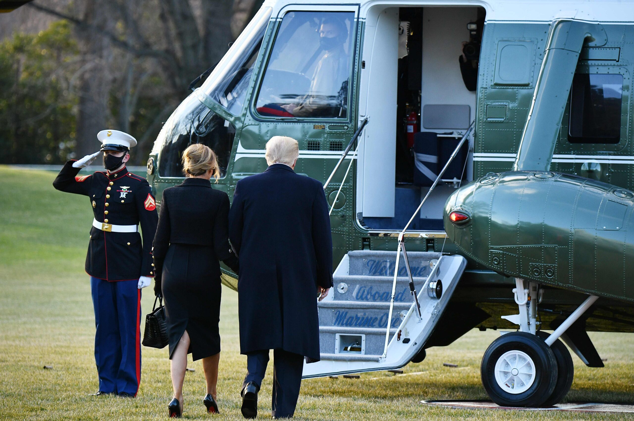 Дональд и Меланья Трамп садятся в вертолет. Фото MANDEL NGAN / AFP/Scanpix/Leta