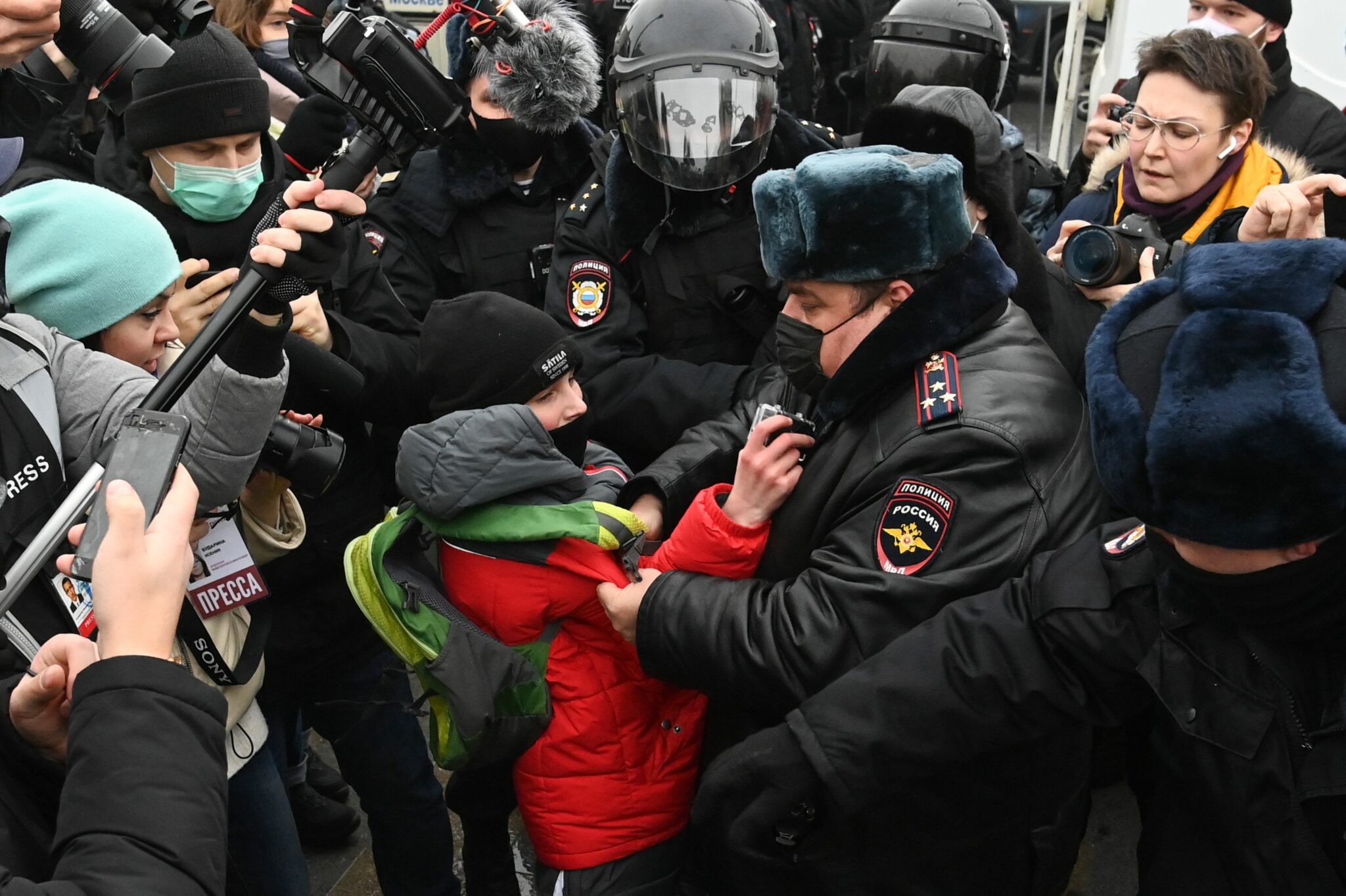 Полицейские задерживают ребенка на акции 23 января. Фото KIRILL KUDRYAVTSEV / TASS / Scanpix / Leta