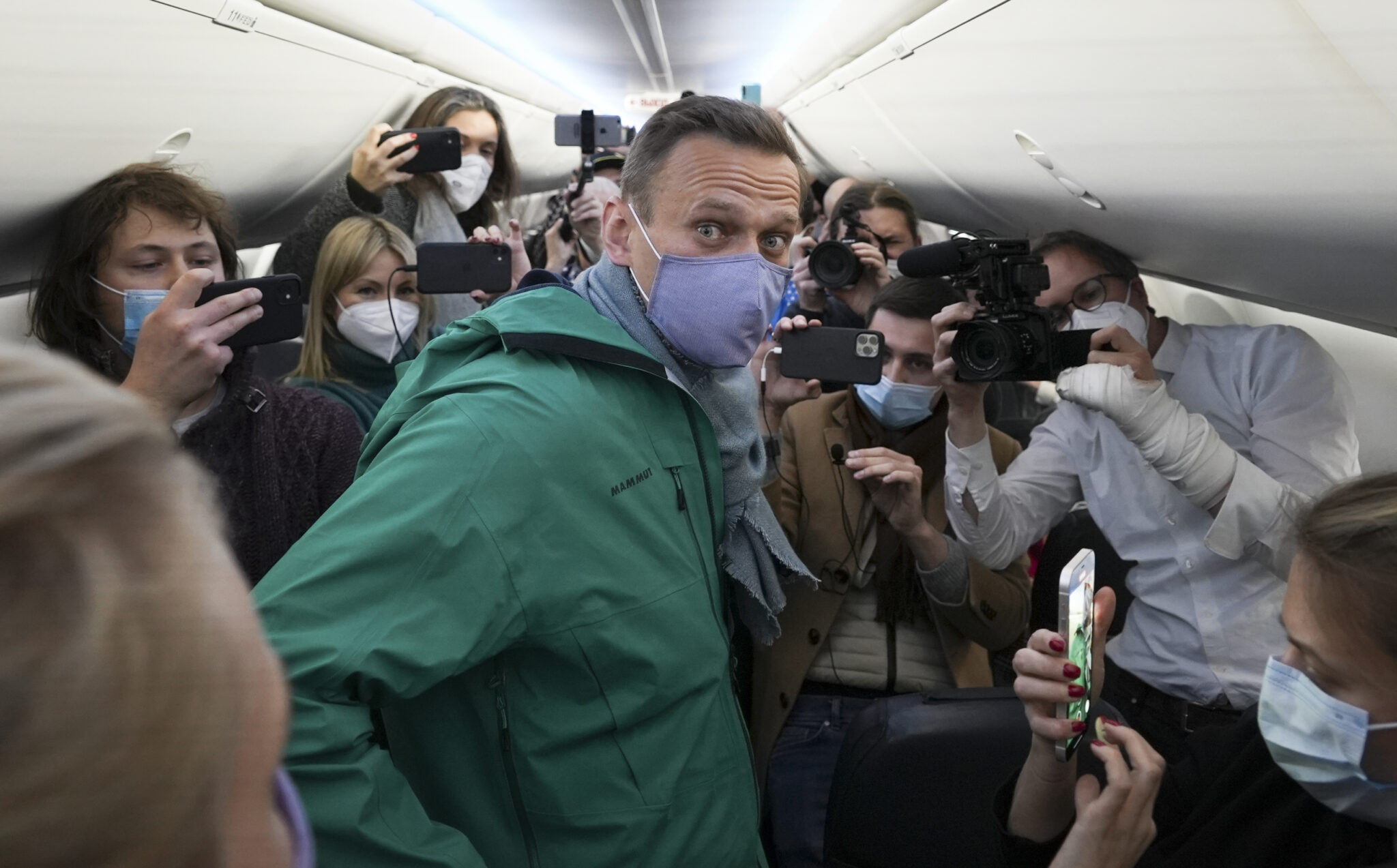 Алексей Навальный в самолете. Фото AP Photo/Mstyslav Chernov/Scanpix/Leta