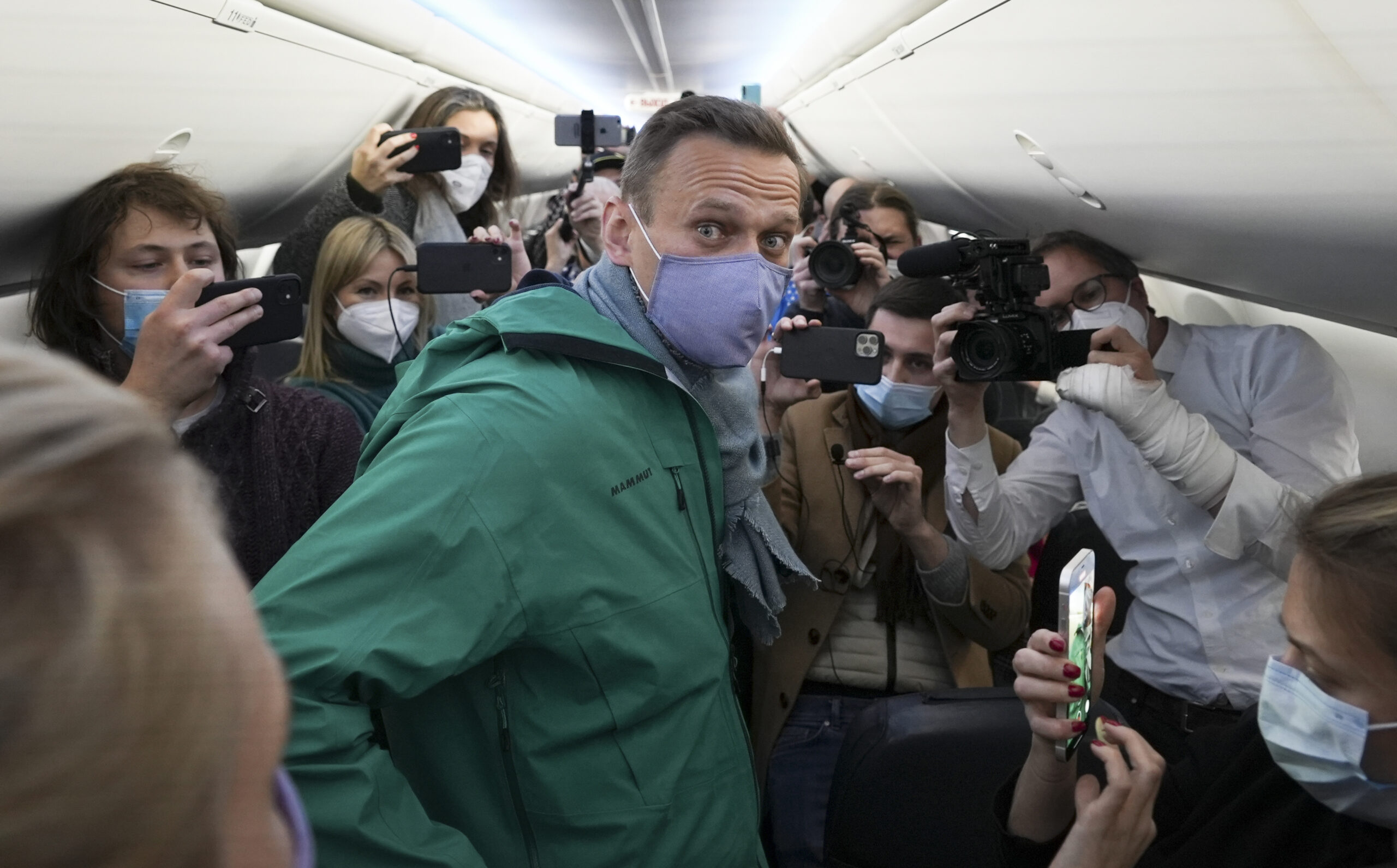 Алексей Навальный в самолете. Фото AP Photo/Mstyslav Chernov/Scanpix/Leta