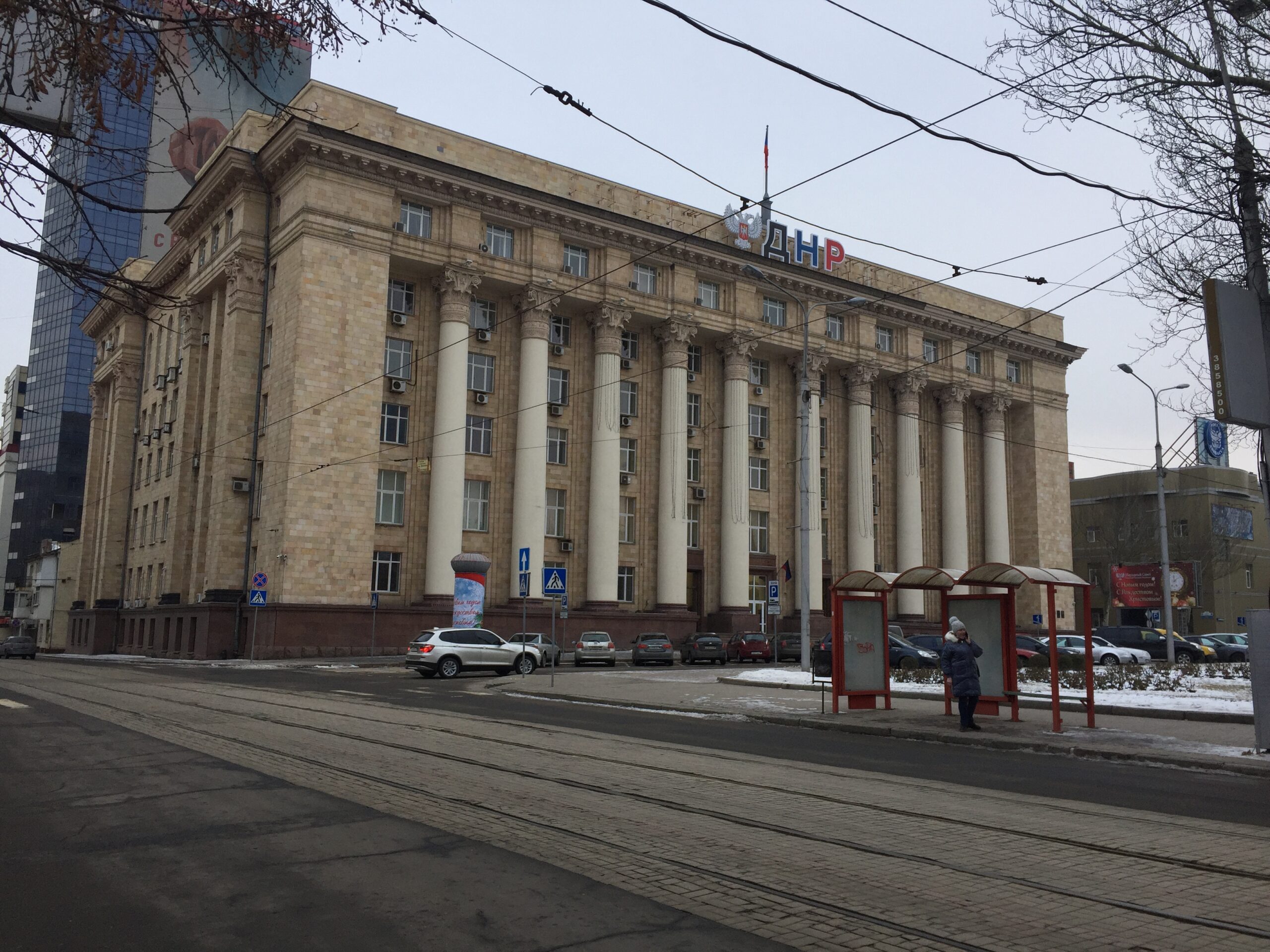 Здание Министерства угля на центральной в Донецке площади Ленина ДНР использует для проведения пресс-конференций, размещения части своих агитационных активов, редакций газет. Фото Spektr.Press