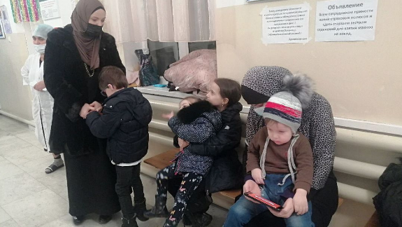 Родители и дети в больнице города Буйнакск. Фото Instagram @gorod_buynaksk