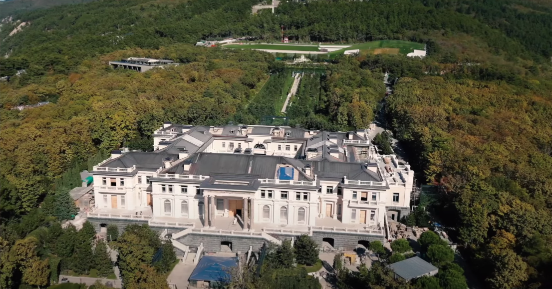 Предполагаемая резиденция Путина в Геленджике. Скриншот видео YouTube 