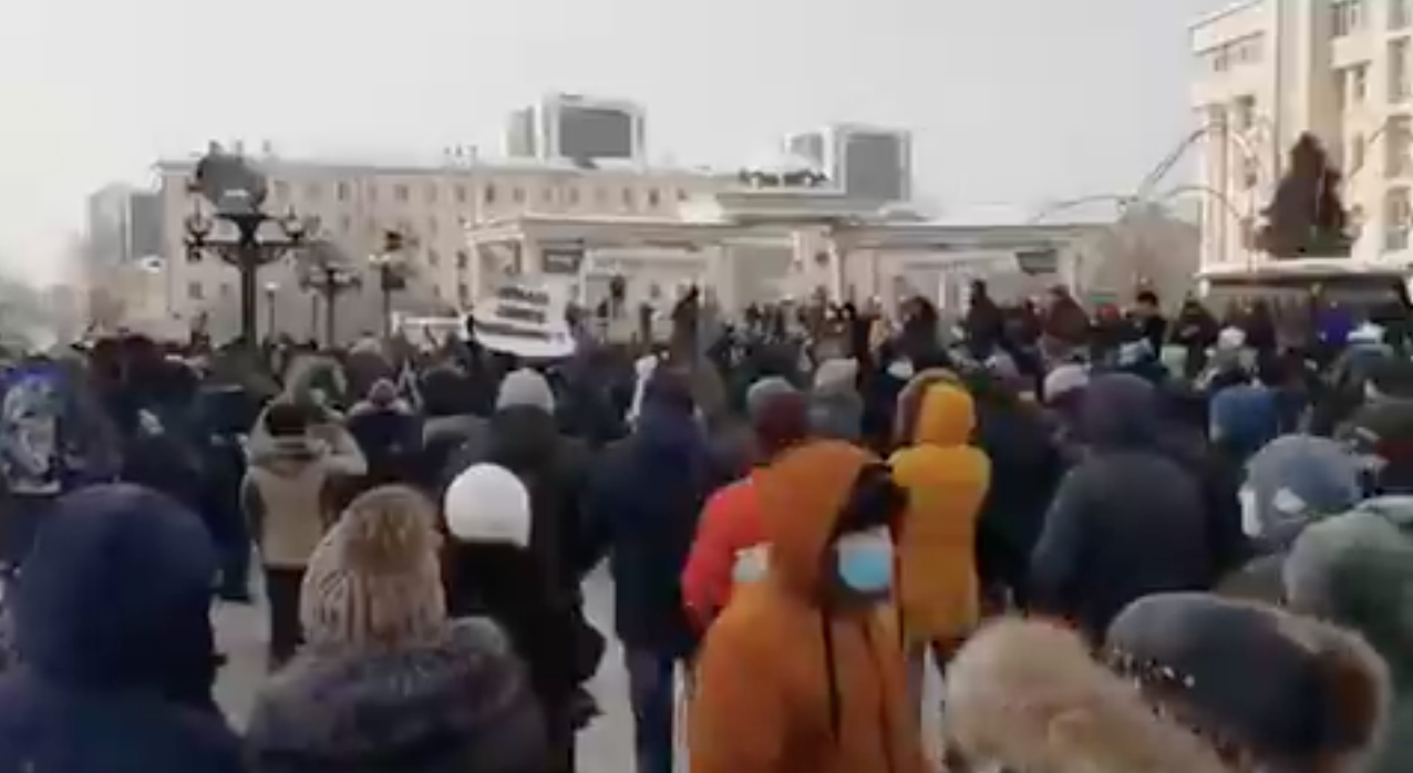 Митинг в поддержку Навального в Улан-Удэ. Скриншот видео Twitter Команда Навального