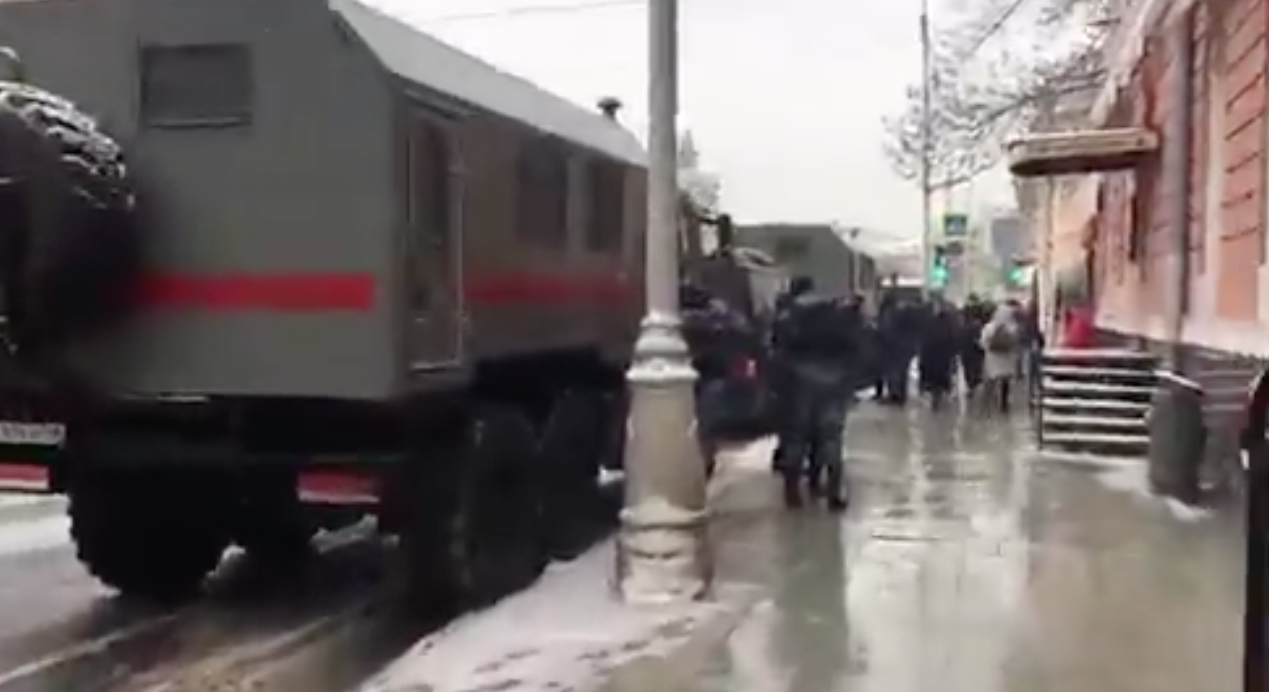 Автозаки в районе Чистых прудов в Москве 31 января. Скриншот видео Twitter МБХ