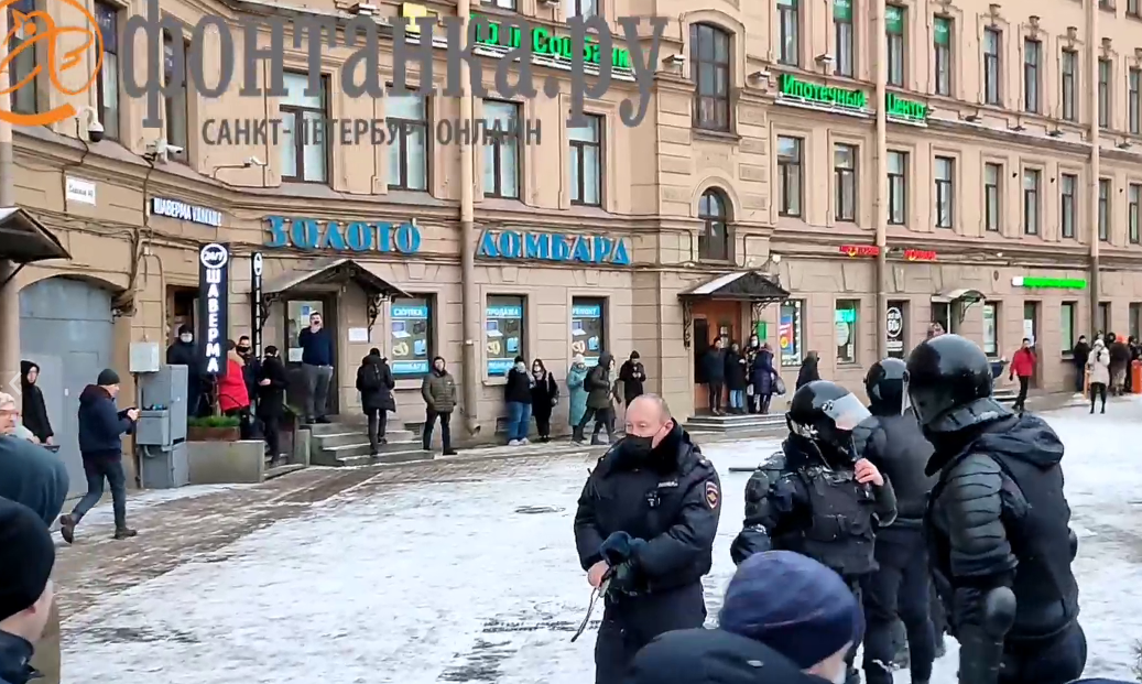 Полицейский с пистолетом на акции в Петербурге. Скриншот видео Telegram Фонтанка