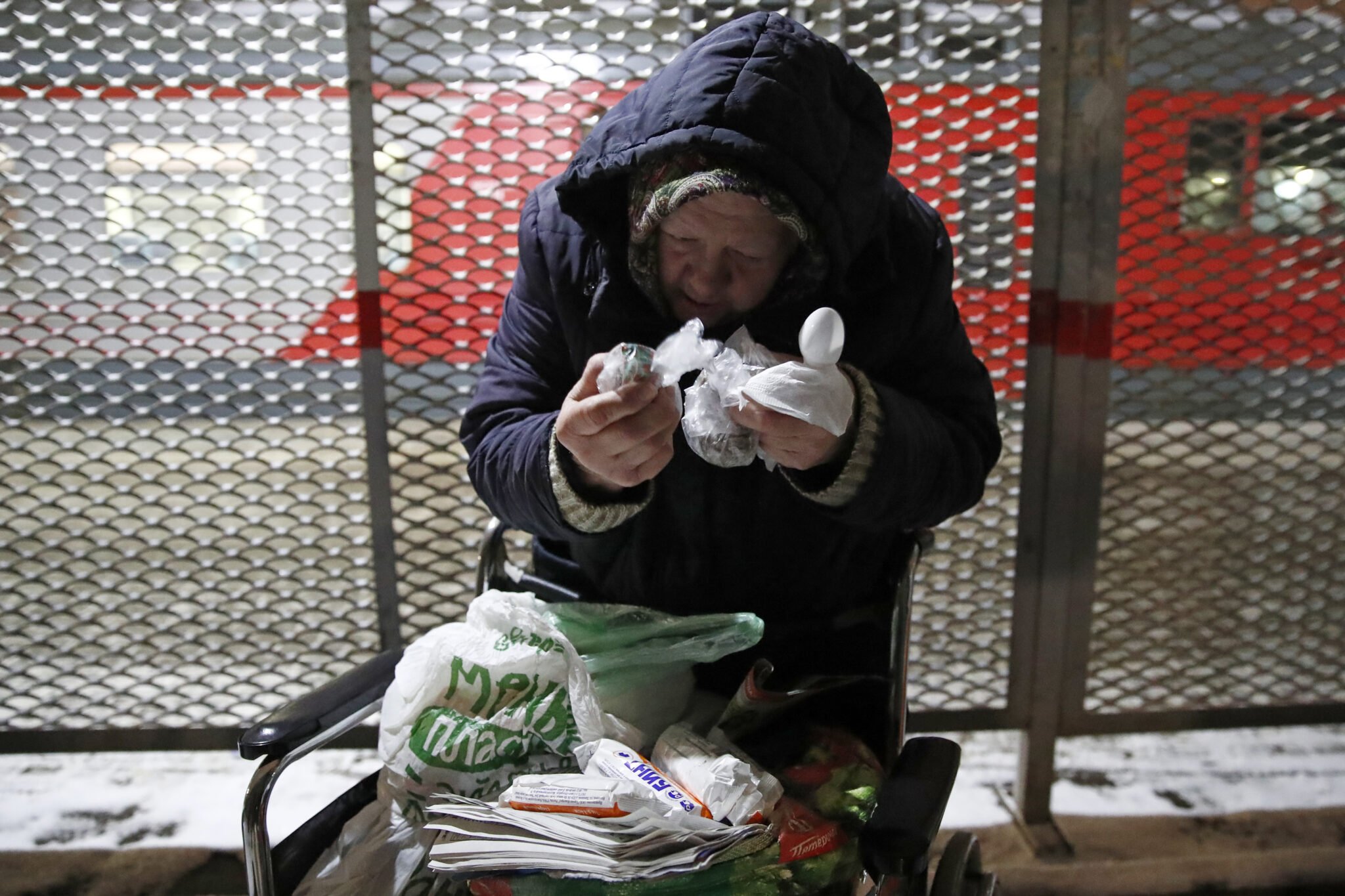 Волонтеры раздают ужин бездомным в Москве. Фото Artyom Geodakyan/TASS/Scanpix/Leta
