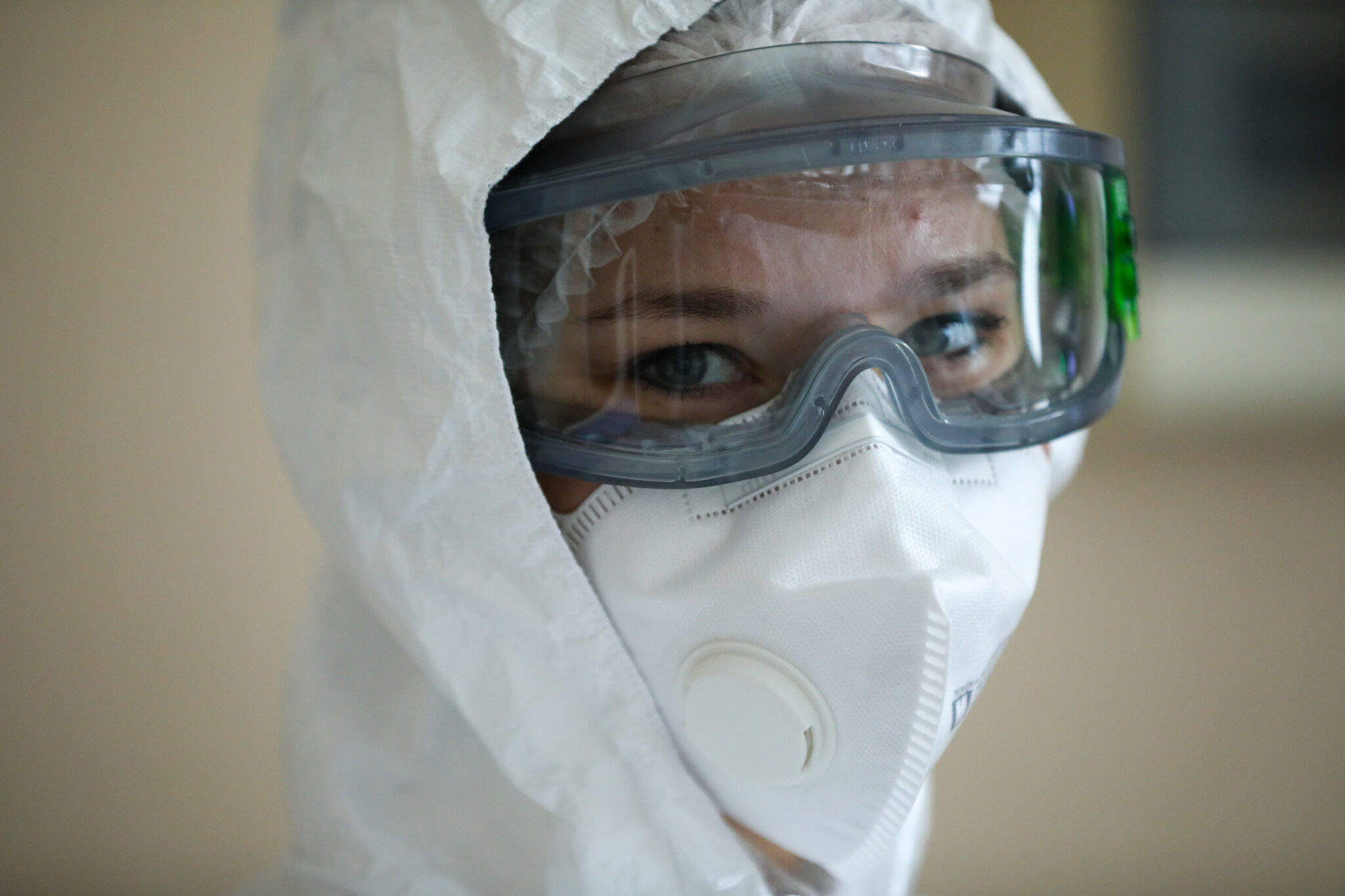 Медицинский работник в защитном костюме. Фото Mikhail Tereshchenko / TASS / Scanpix / Leta
