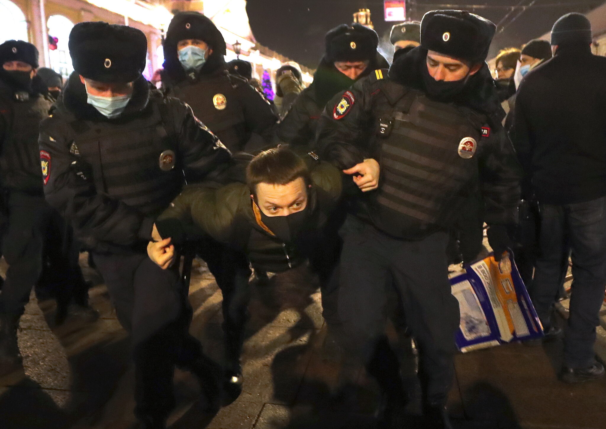 Полиция задерживает участника акции против ареста Навального в Петербурге. Фото Alexander Demianchuk/TASS