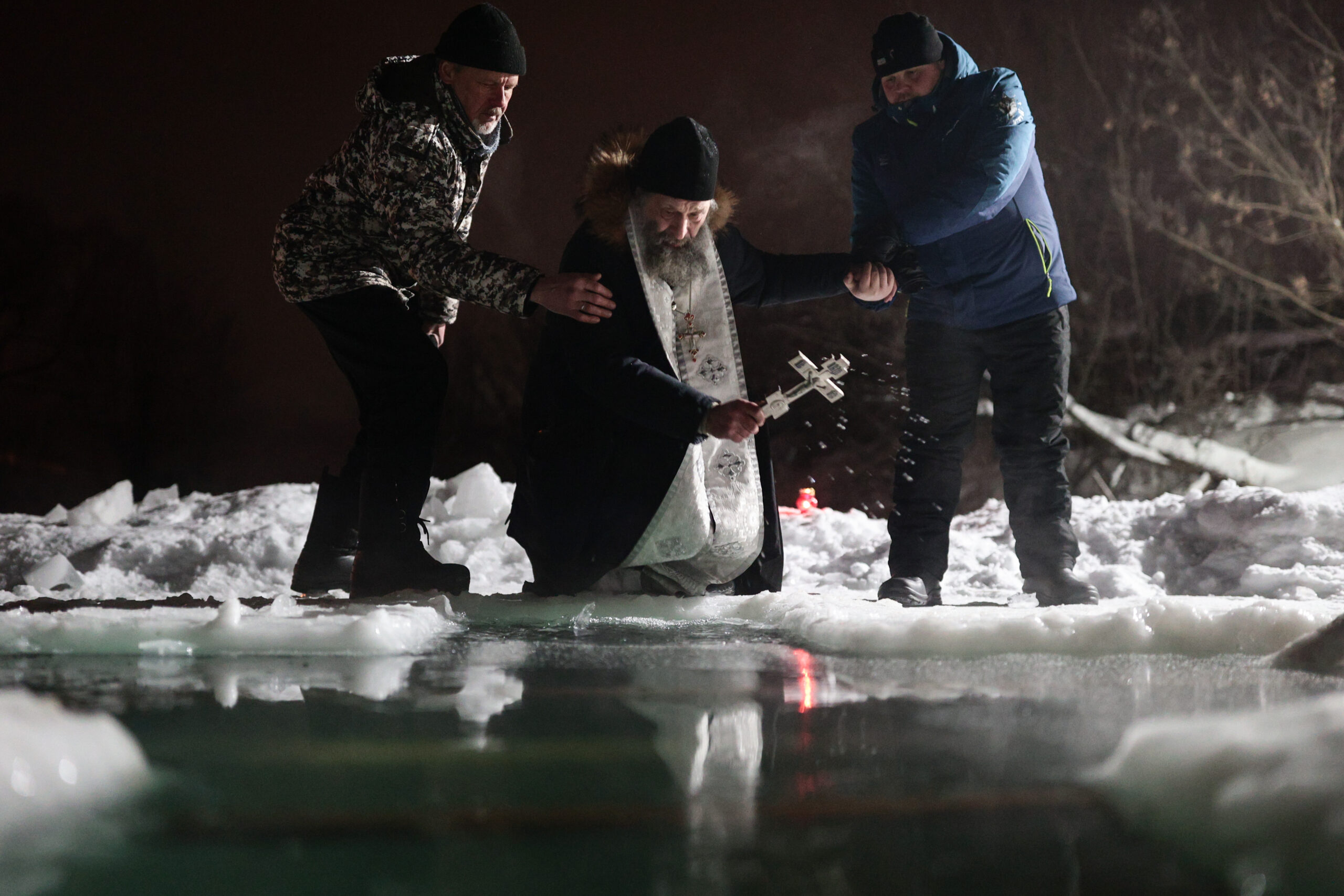 Священник освящает воду перед крещенскими купаниями, Московская область. Фото Sergei Bobylev / TASS / Scanpix / Leta