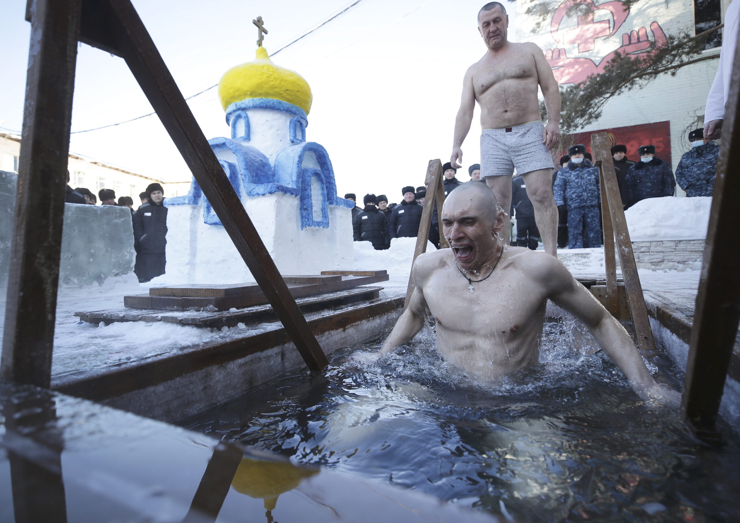 Заключенные колонии в Новосибирске принимают участие в крещенских купаниях. Фото Kirill Kukhmar / TASS / Scanpix / Leta
