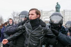 Полицейские задерживают молодого человека в Москве. Фото Sergei Savostyanov / TASS / Scanpix / Leta