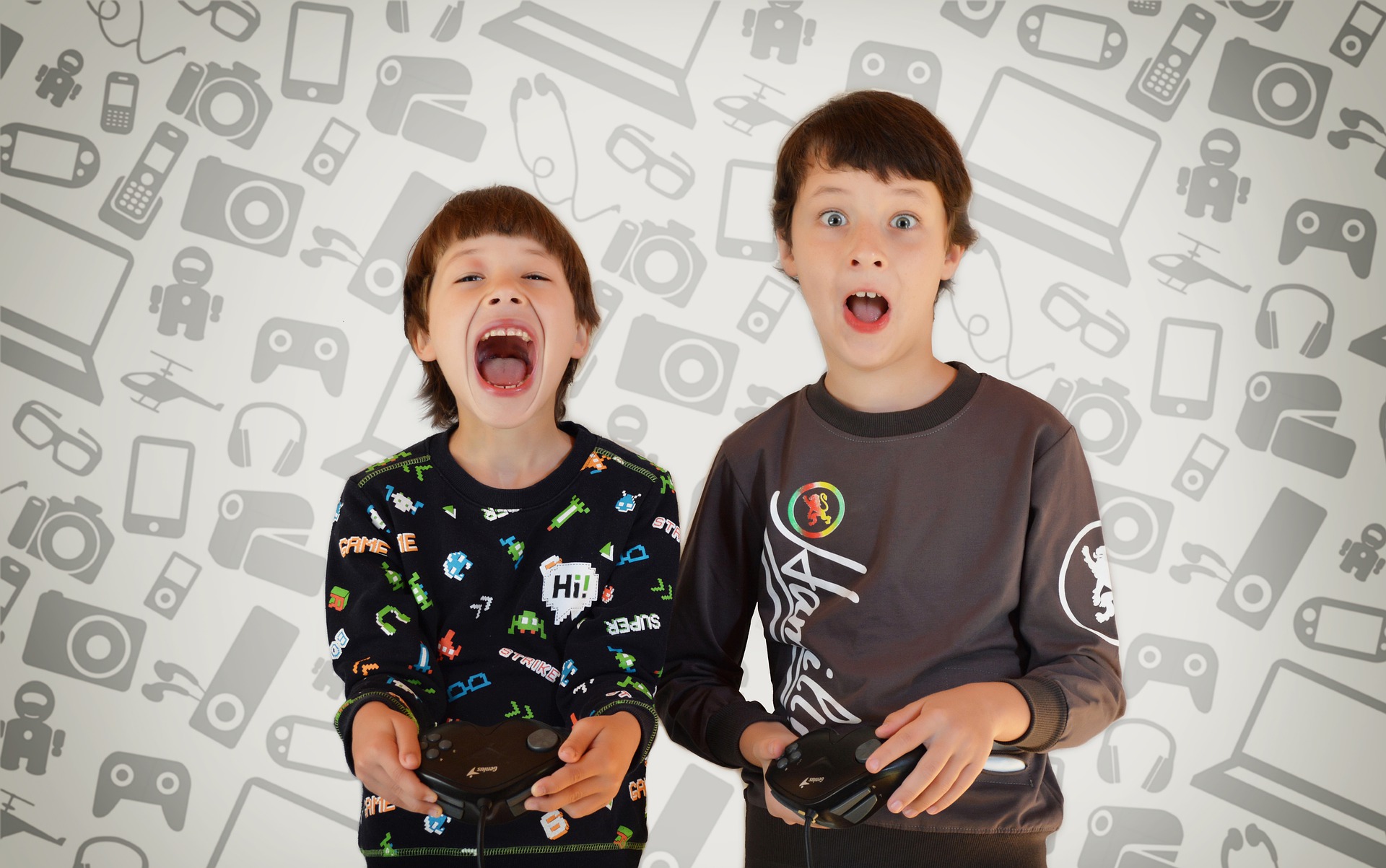Дети, увлеченные компьютерной игрой