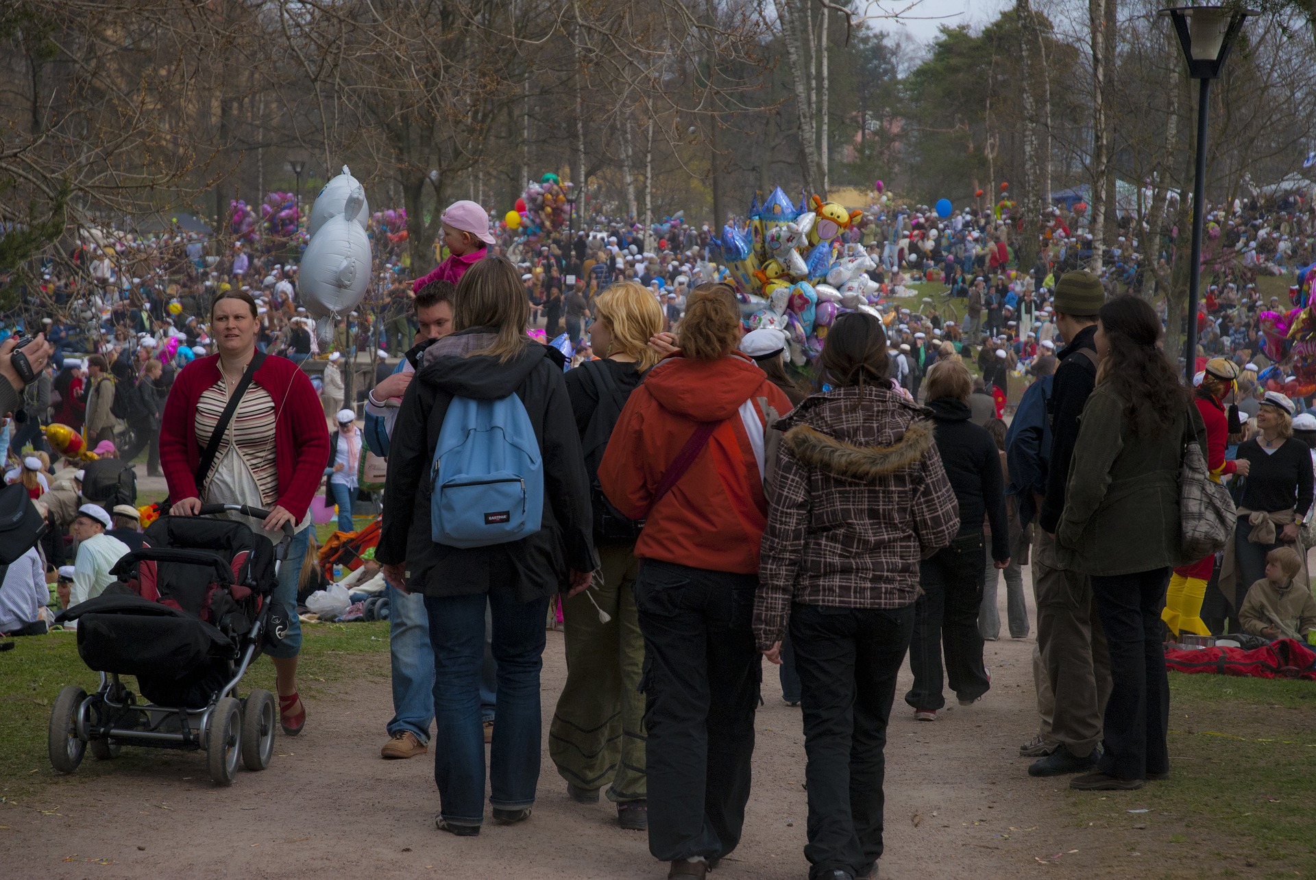 Гуляние в Хельсинки по случаю празднования Ваппу - дня студентов