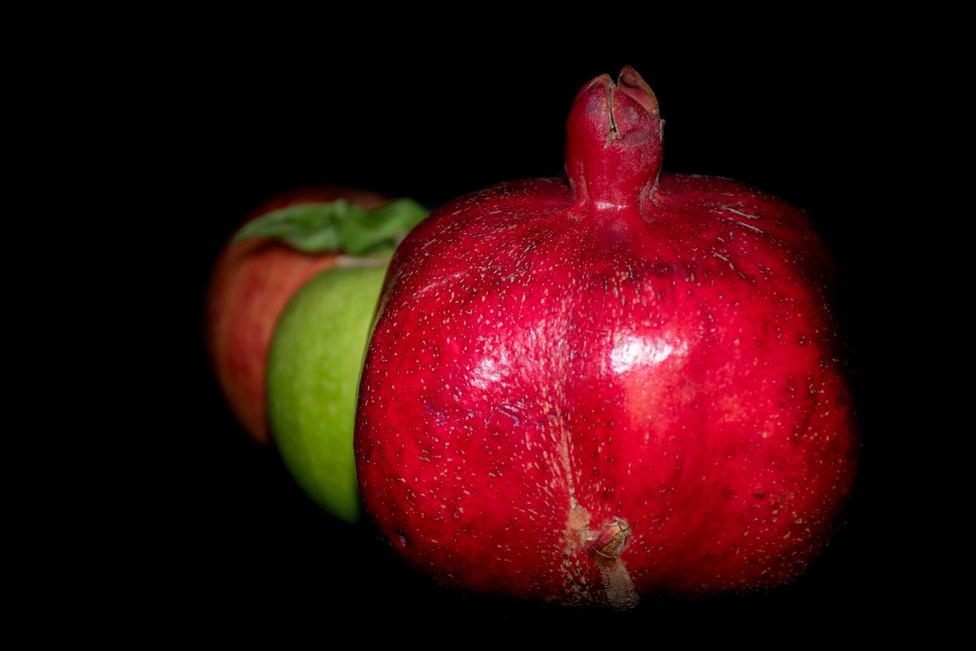 Символы еврейского Нового года - гранат и яблоки