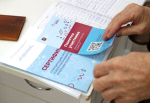 Сертификат о вакцинации против коронавируса COVID-19. Фото Sergei Savostyanov / TASS / Scanpix / Leta