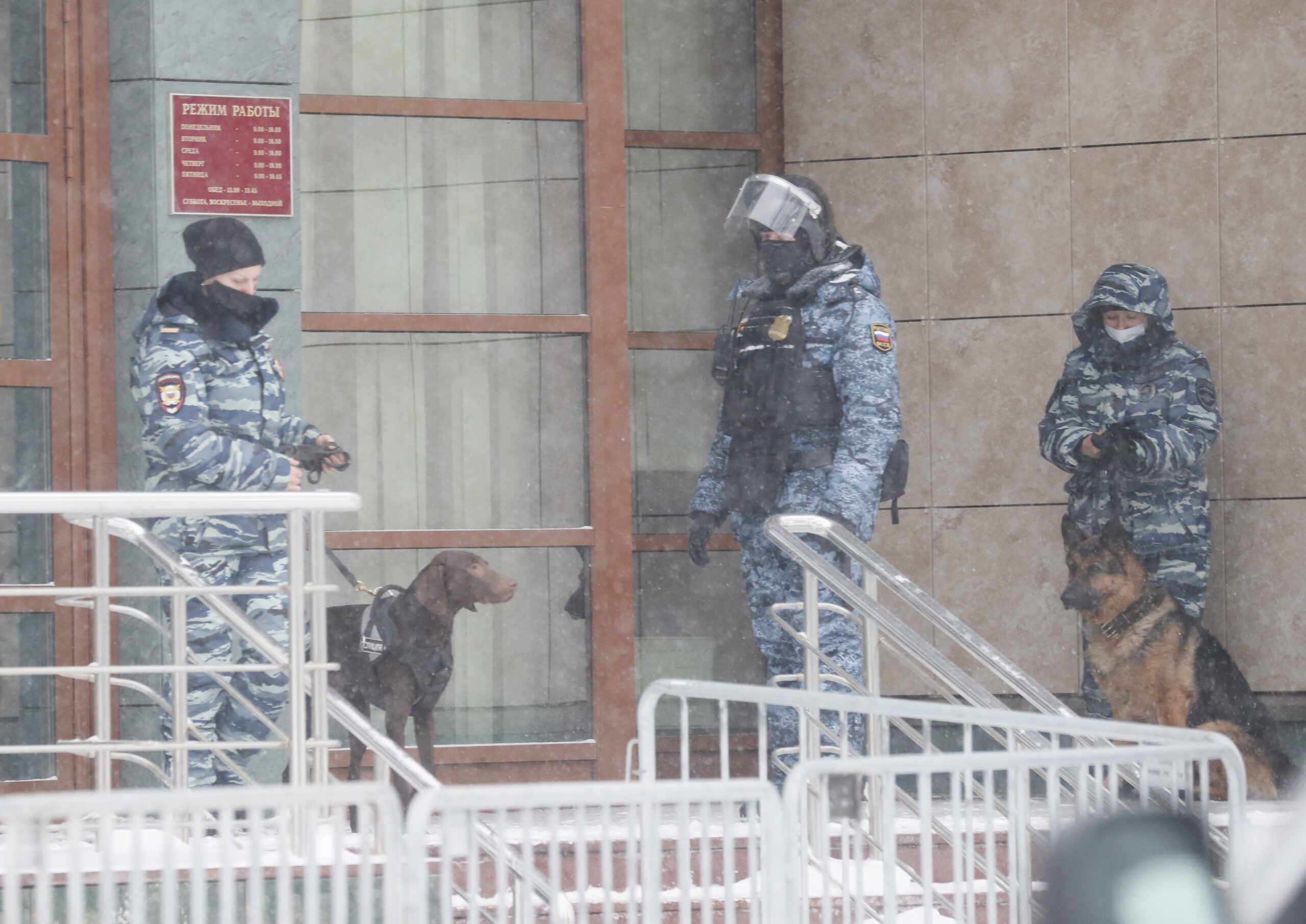 У здания суда были замечены силовики с собаками. Фото EPA/MAXIM SHIPENKOV/Scanpix/Leta