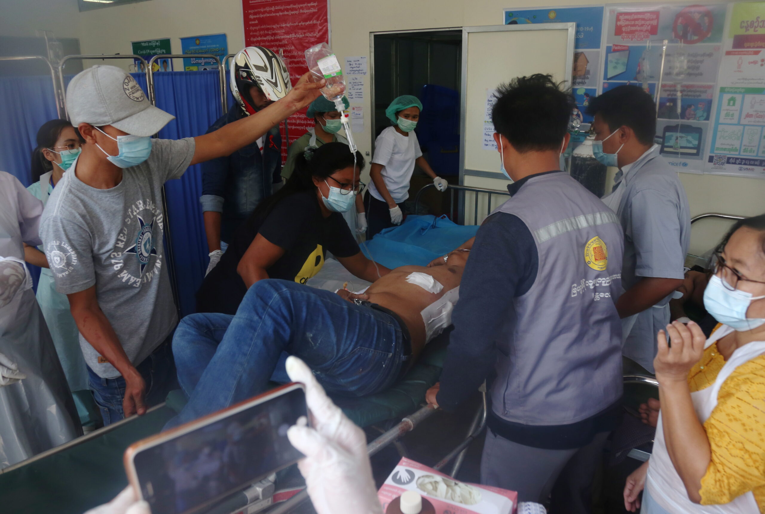 Медики оказывают помощь раненому протестующему. Фото EPA/KAUNG ZAW HEIN/Scanpix/Leta