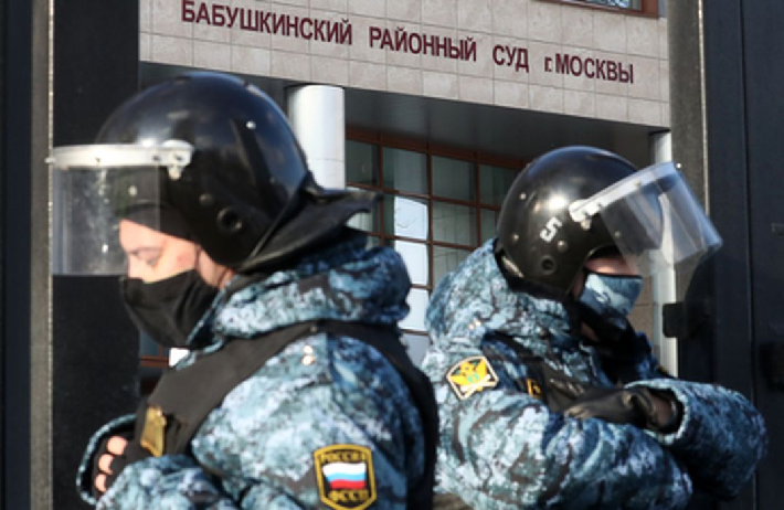 Полиция у здания Бабушкинского суда в день заседания по делу об обвинении Алексея Навального в клевете на ветерана. Фото ТАСС / Scanpix / Leta