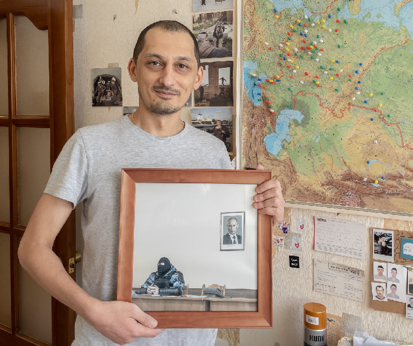 Дмитрий Марков со своей фотографией в руках. Фото с личной страницы Маркова в Facebook