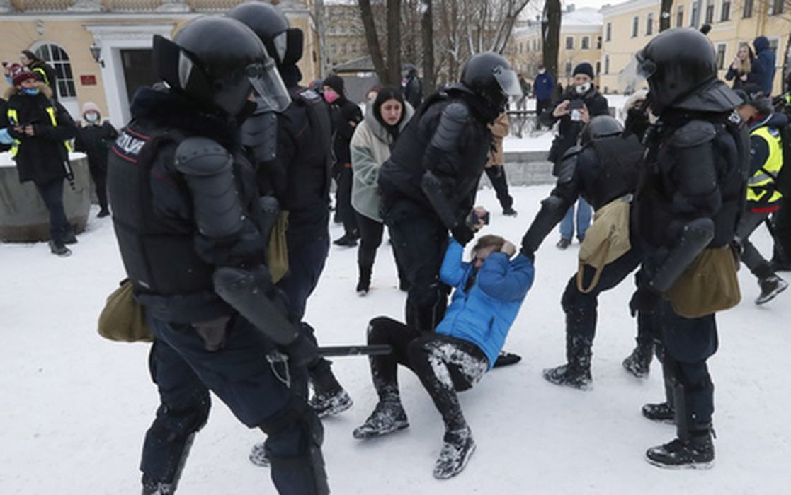 Полиция задерживает протестующего в Санкт-Петербурге 31 января. Фото EPA / Scanpix / Leta