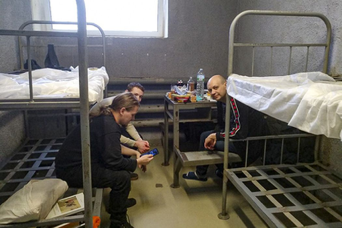 Арестованные, в том числе главный редактор «Медиазоны» Сергей Смирнов, в центре временного содержания в Сахарово. Фото AP / Scanpix / Leta