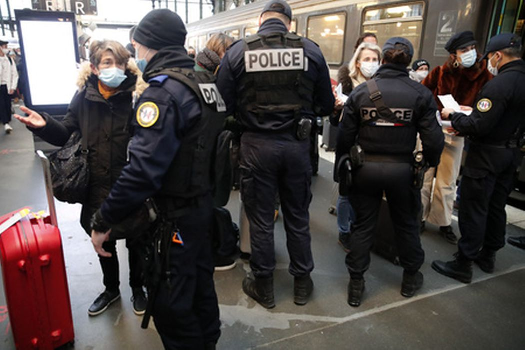 Бельгийская полиция в метро Брюсселя после нападения мужчины с ножом на пассажиров. Фото AP / Scanpix / Leta