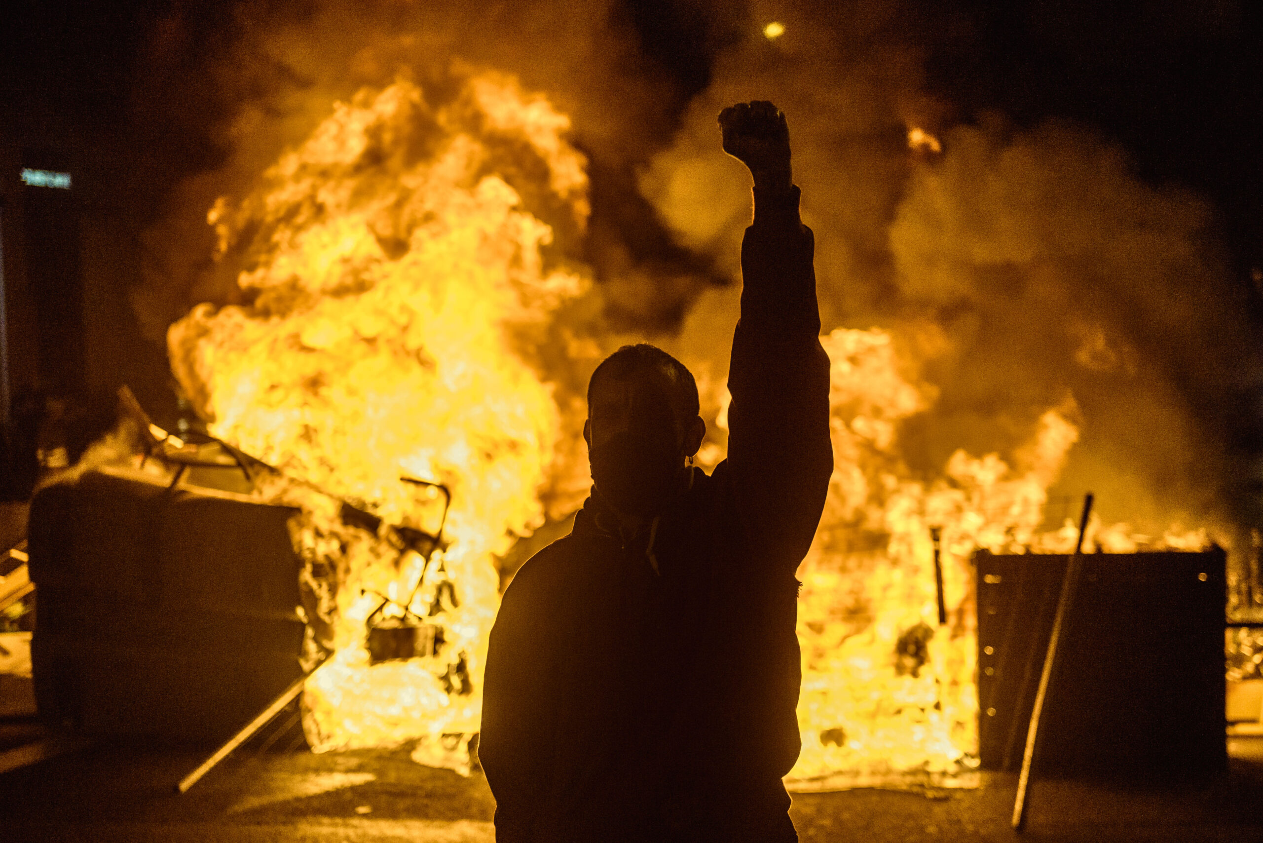 Протестующий на фоне подожженных контейнеров в Барселоне. Фото Matthias Oesterle/ZUMA Wire/Scanpix/Leta