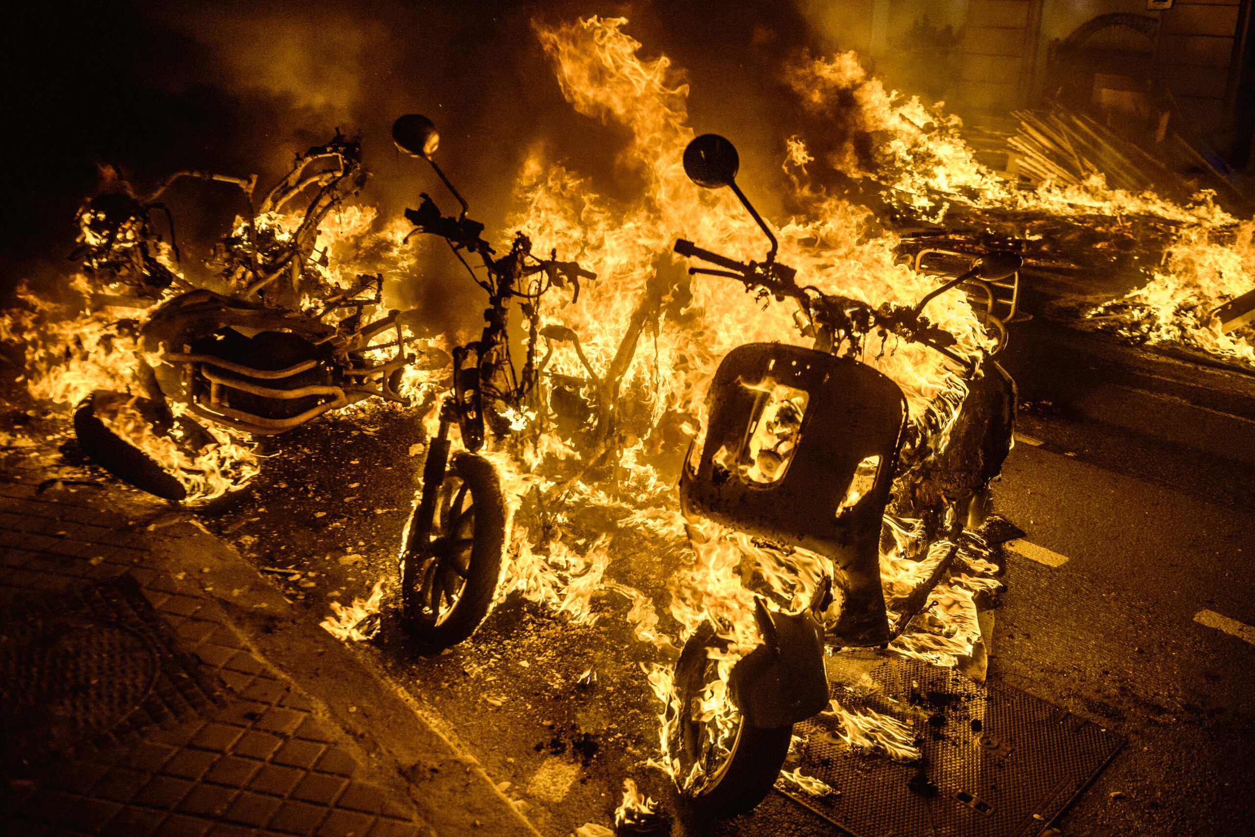 Подожженные велосипеды и мопеды в Барселоне. Фото Matthias Oesterle/ZUMA Wire/Scanpix/Leta