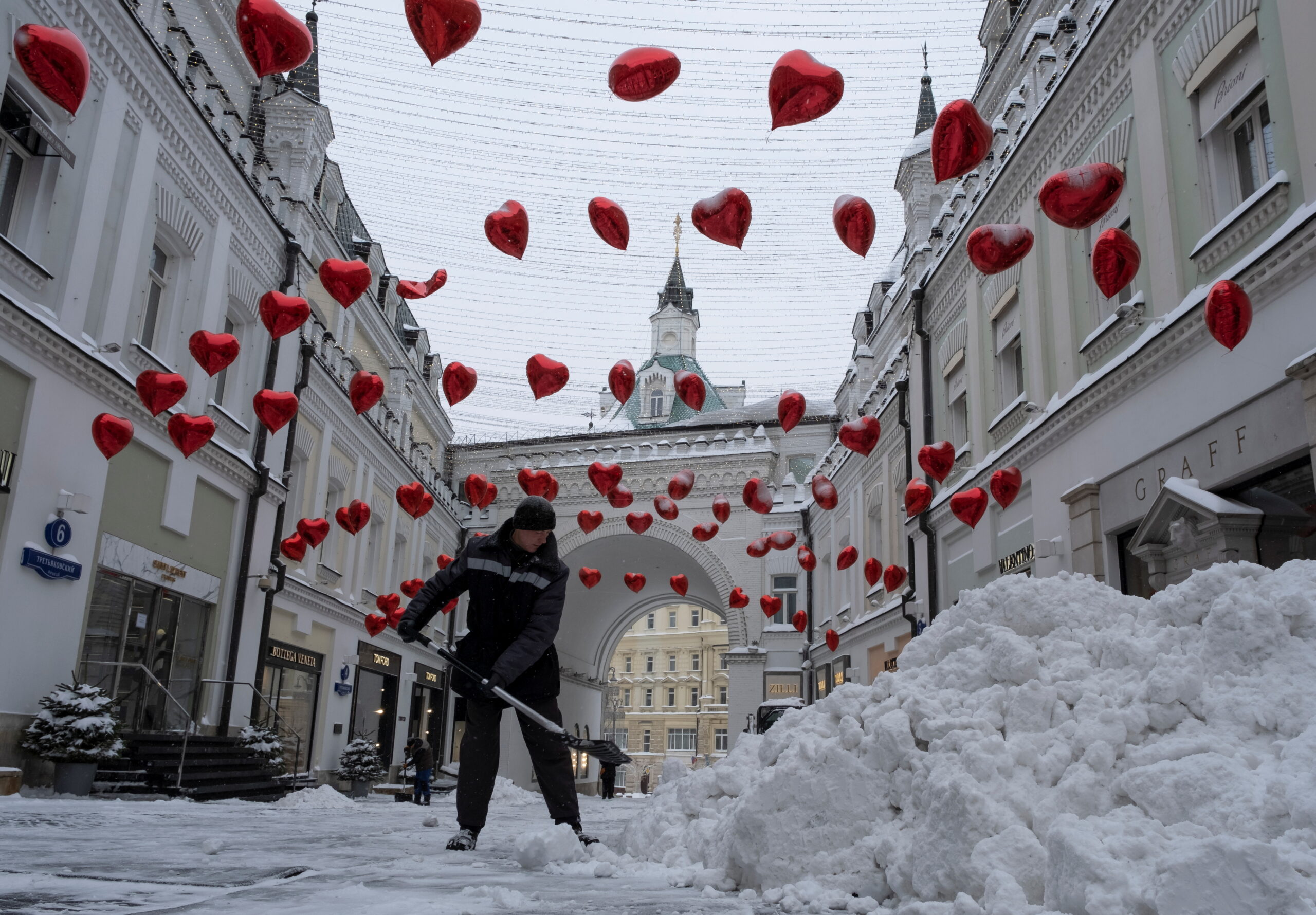 Сугробы на Никольской улице. Фото REUTERS/Shamil Zhumatov/Scanpix/Leta
