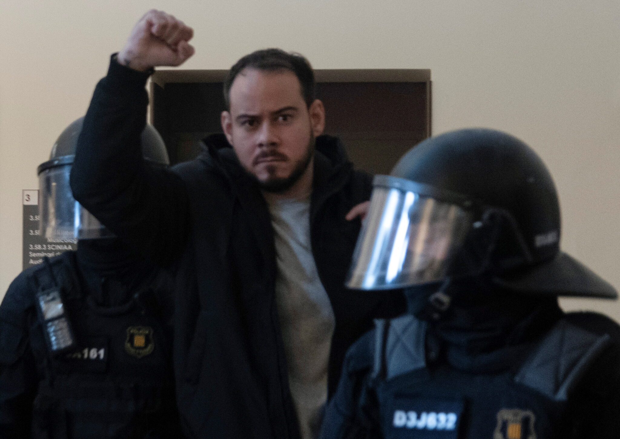 Задержание Пабло Хаселя в университете Льейды. Фото  REUTERS/Lorena Sopena/Scanpix/Leta