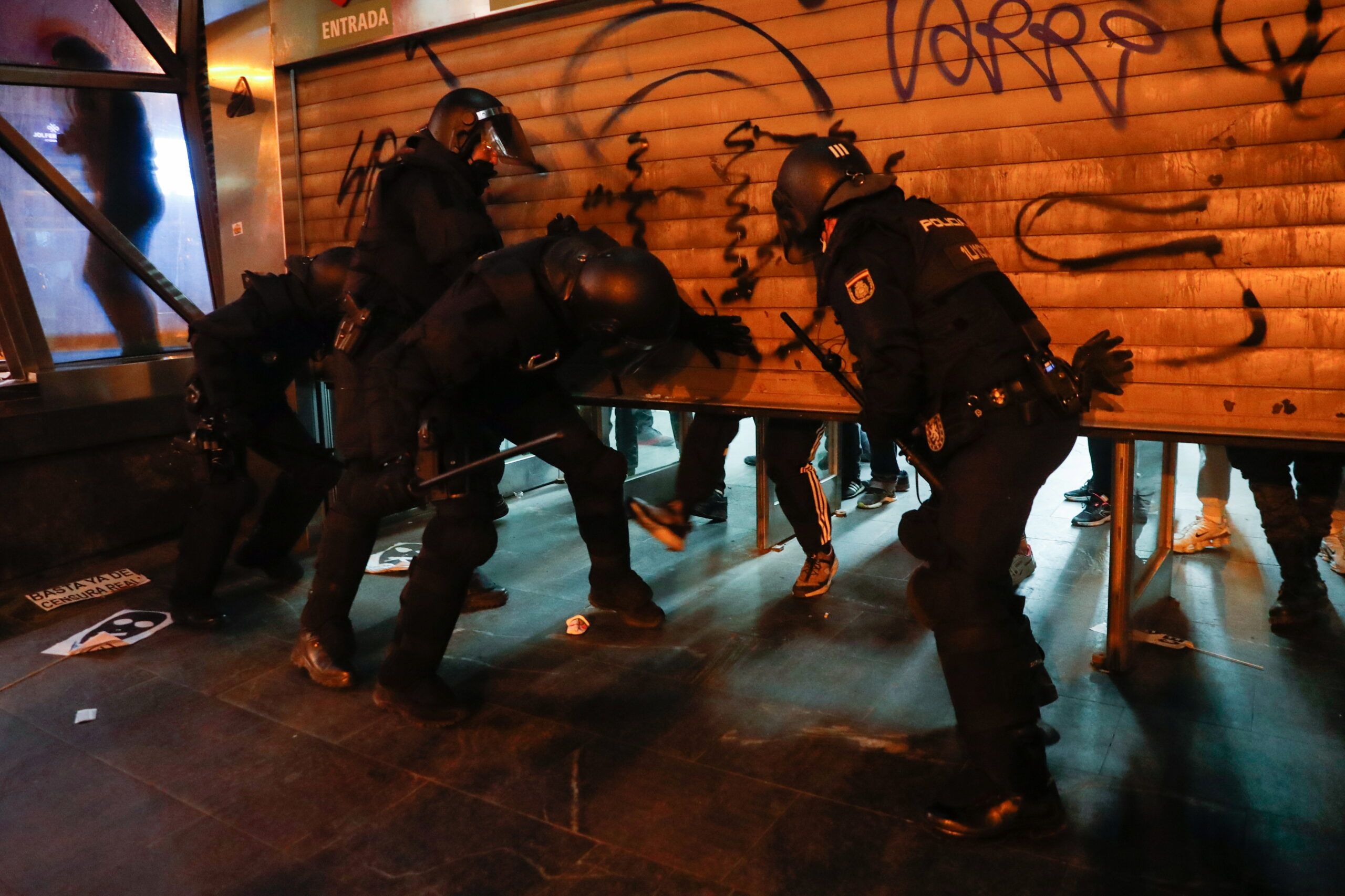 Полиция пытается задержать спрятавшихся протестующих в Мадриде. Фото REUTERS/Susana Vera/Scanpix/Leta