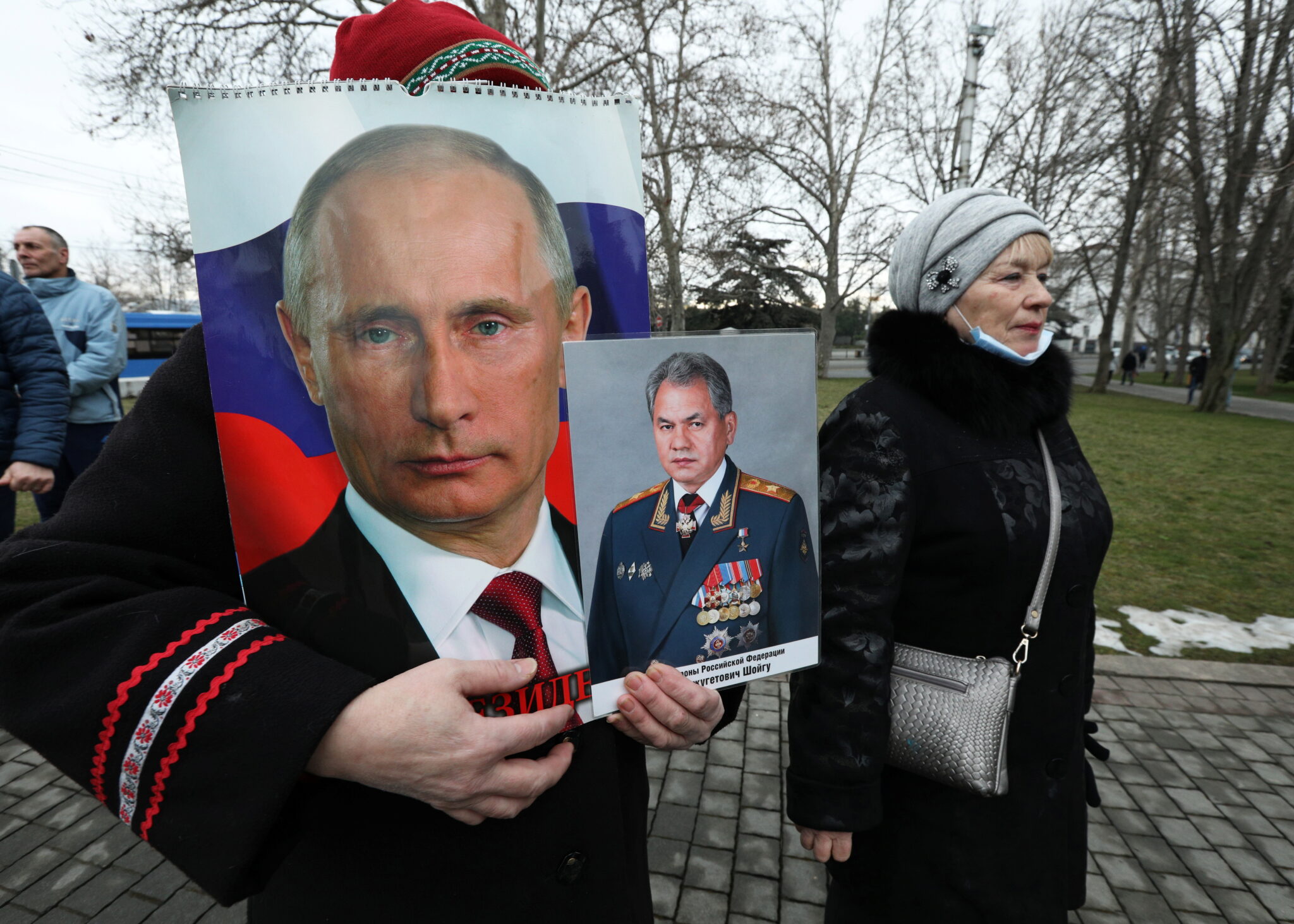 Женщина держит портрет Владимира Путина во время празднования Дня защитника Отечества в Севастополе. Фото ALEXEY PAVLISHAK / TASS / Scanpix / Leta